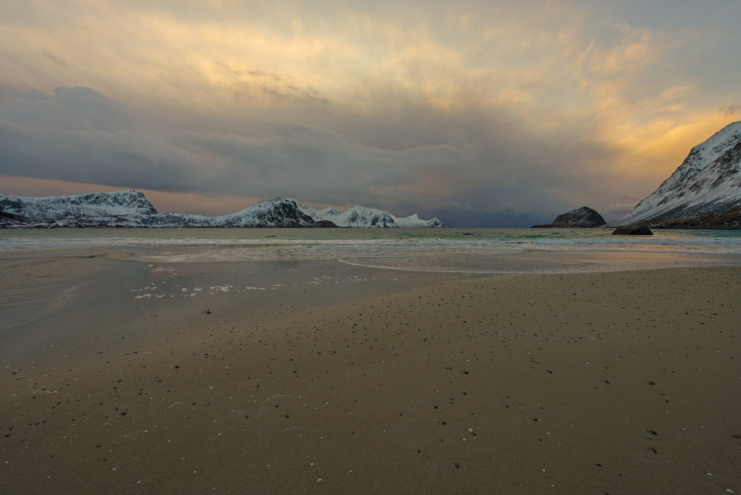 Northern sunrise reflected in the Arctic ocean — мягкий свет и спокойная вода Лофотенских островов.