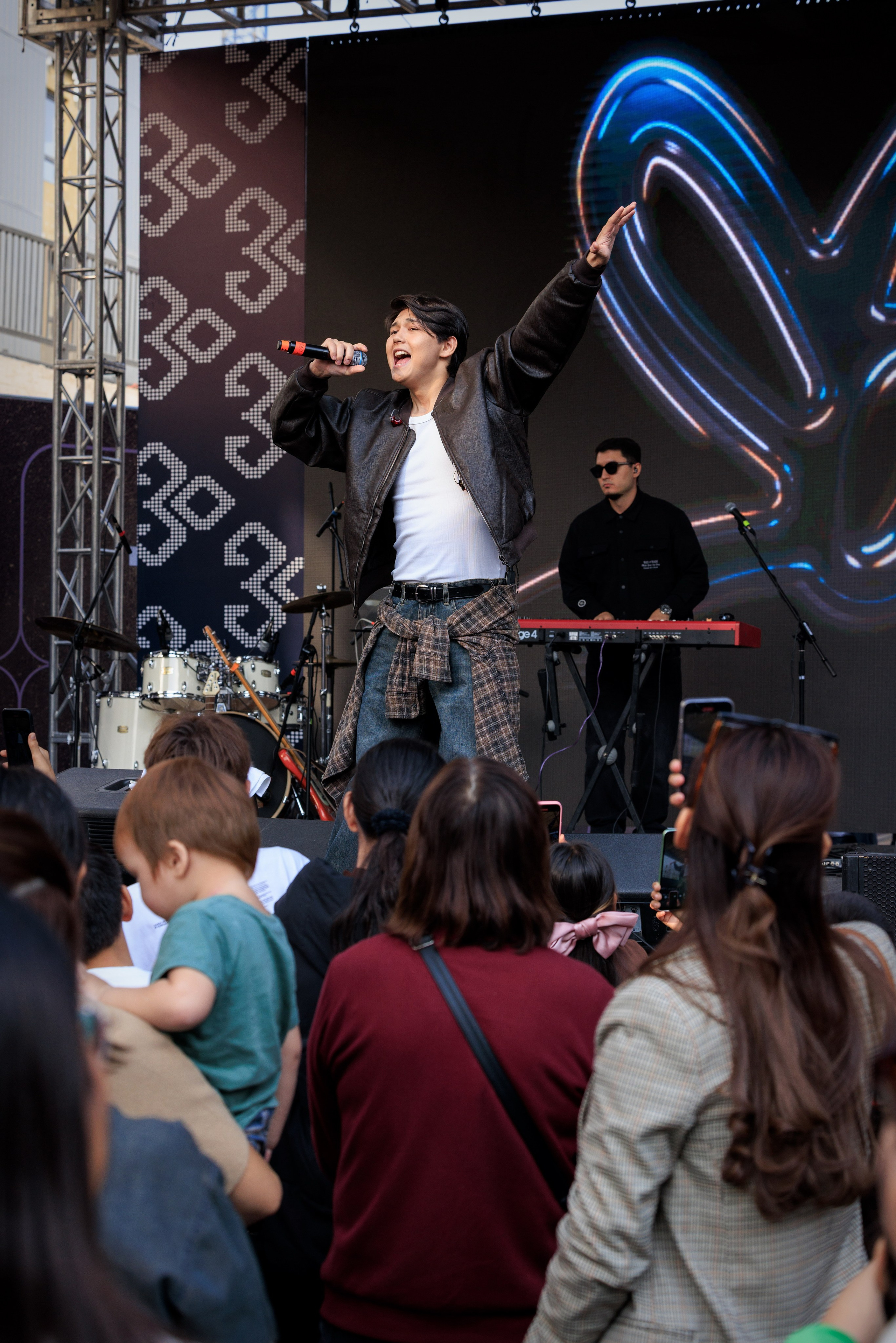 Бизнес-фотограф в Алматы — корпоративные съёмки, деловые портреты и репортажи. Профессиональный фотограф в Алматы