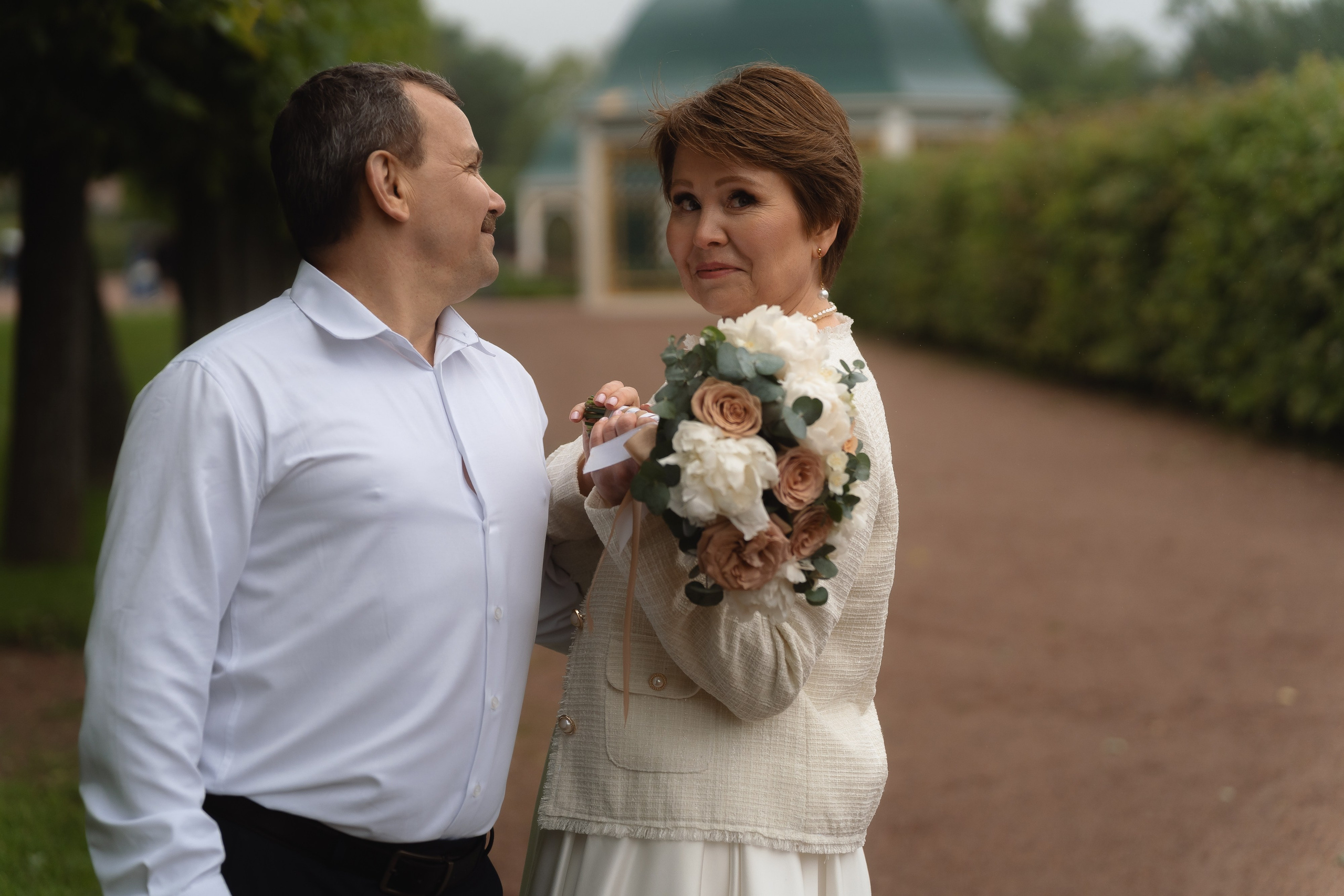 Пара гуляет в Петергофе после ЗАГСа