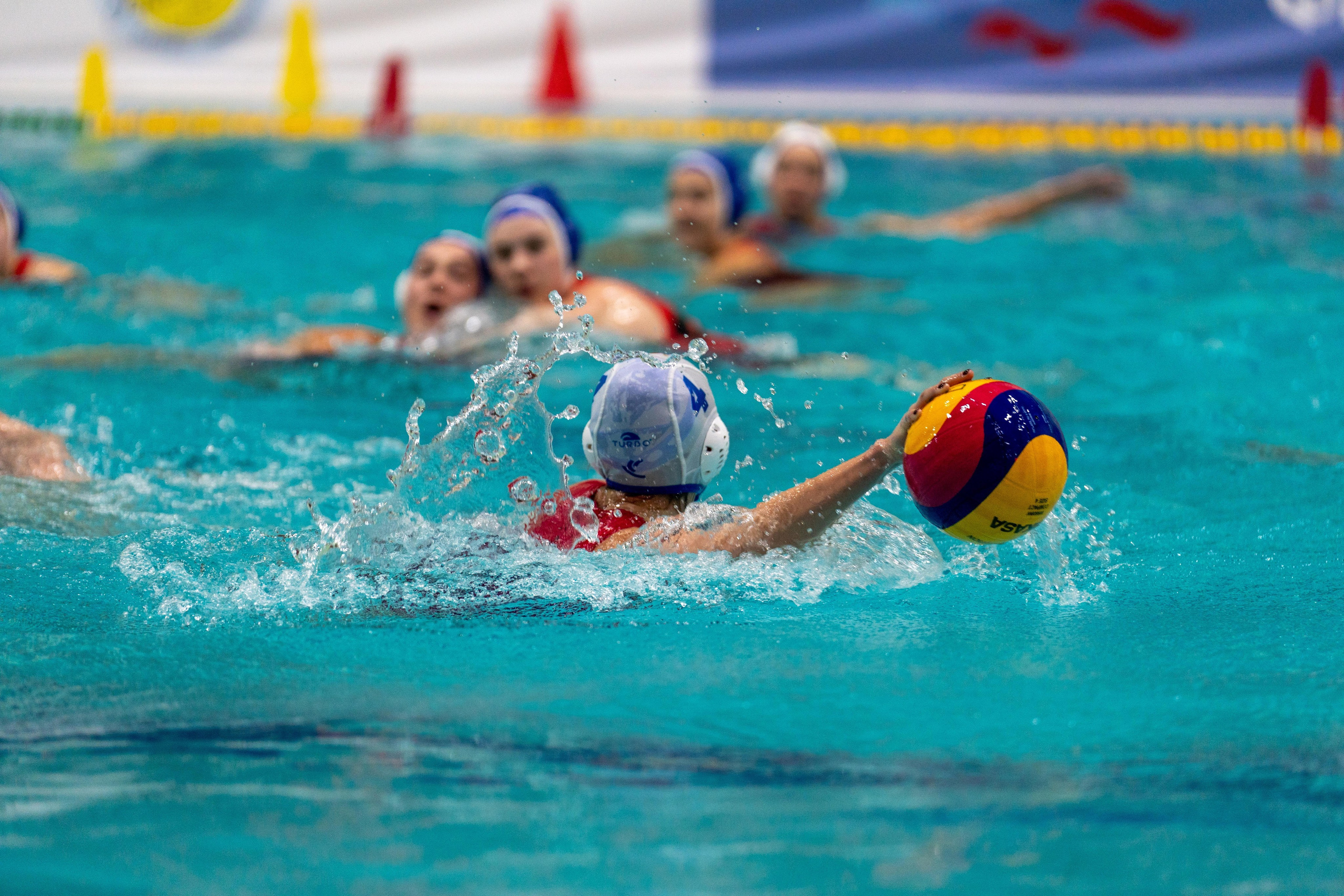 Диана ведёт мяч к воротам Спартака-Волгоград на Невской волне