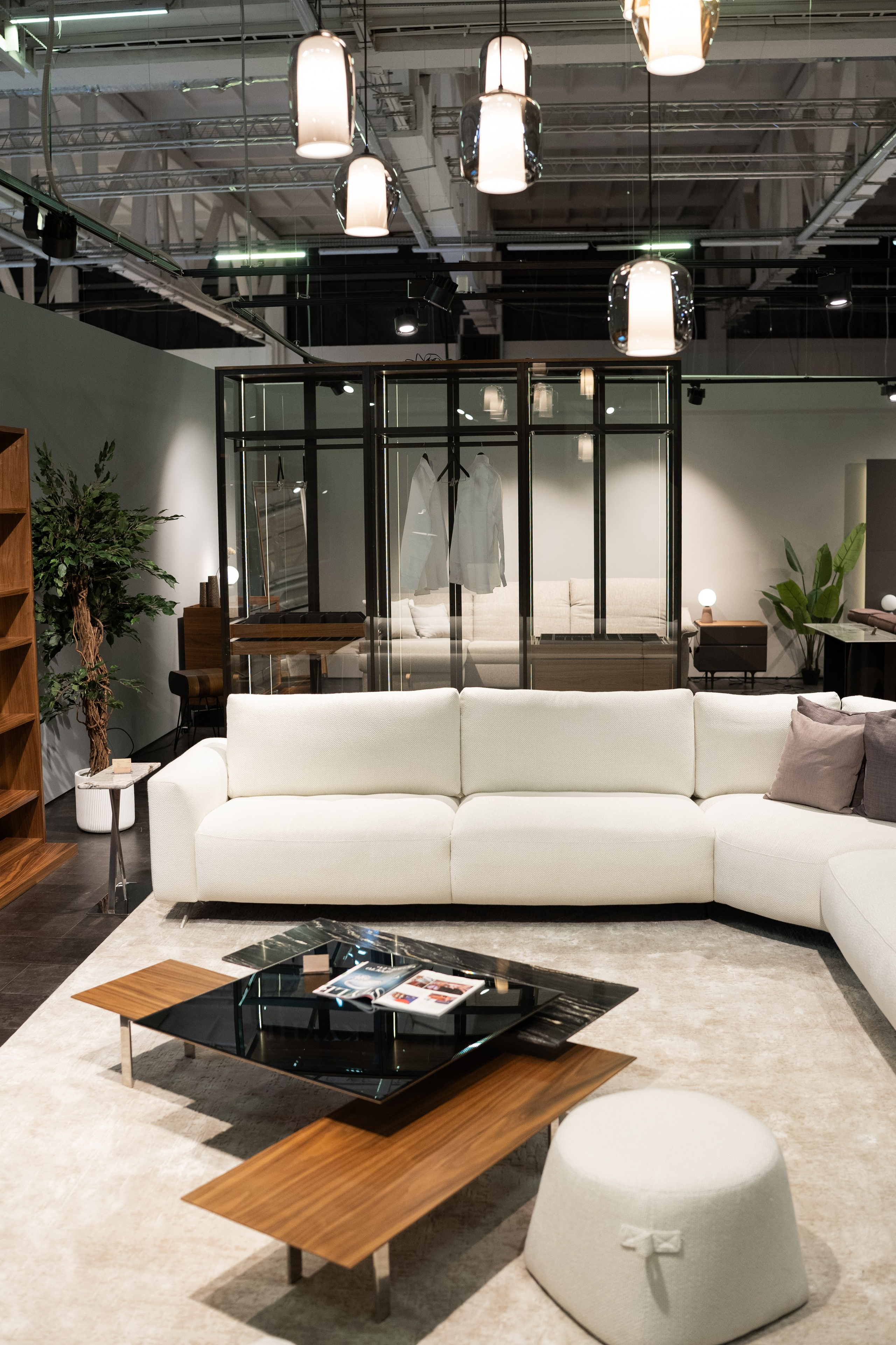 Разработка логотипа, фирменного стиля, создание коллекции мебели и предметов декора, дизайн-проект шоурумов с нуля