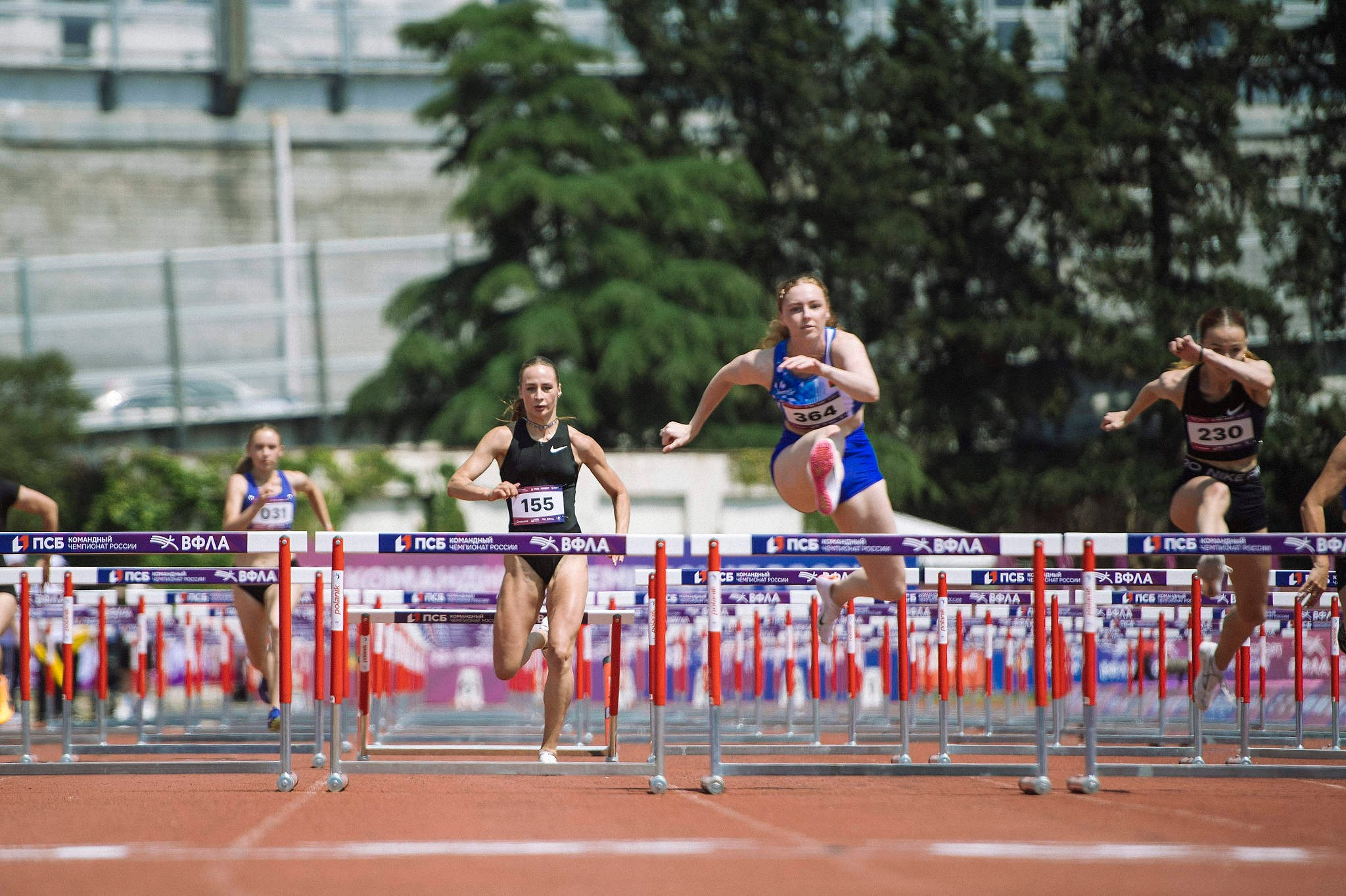 Забег у женщин 110 метров с барьерами в Сочи на стадионе