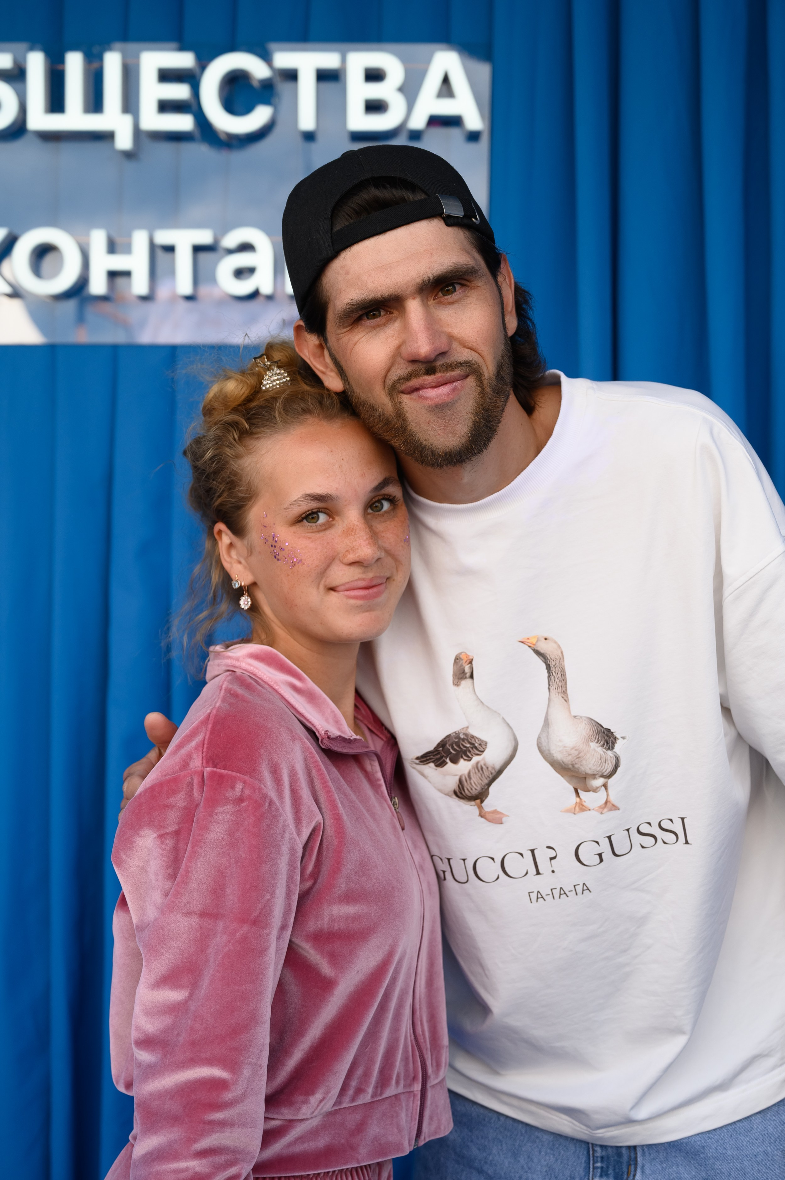 Популярный видеоблогер и гость фестиваля стоят рядом во время автограф-сессии в зоне «Сообщества ВКонтакте» на VK Fest Казань 2025