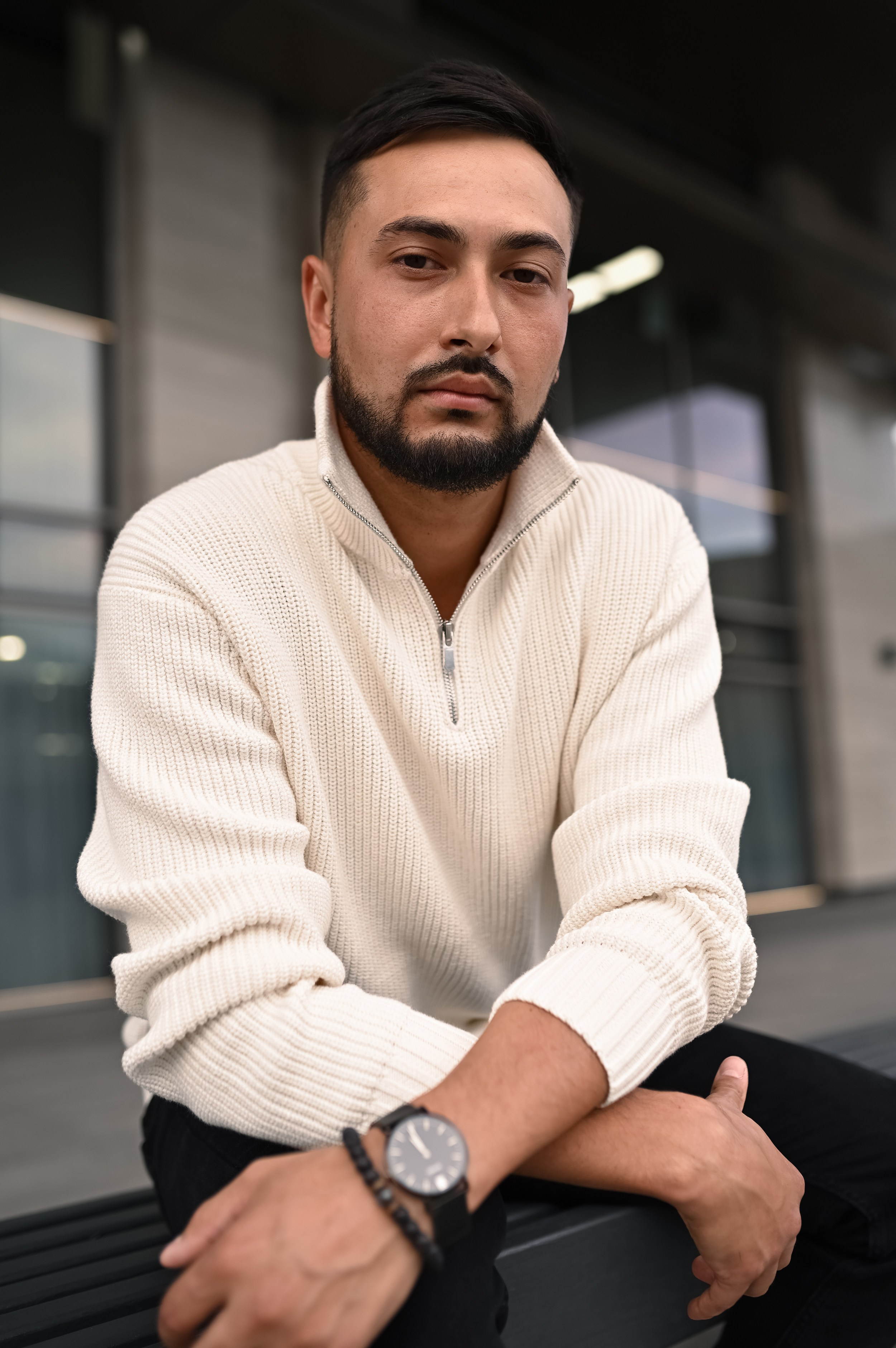 Крупный мужской портрет на фоне минималистичных экстерьеров бизнес центра Urban