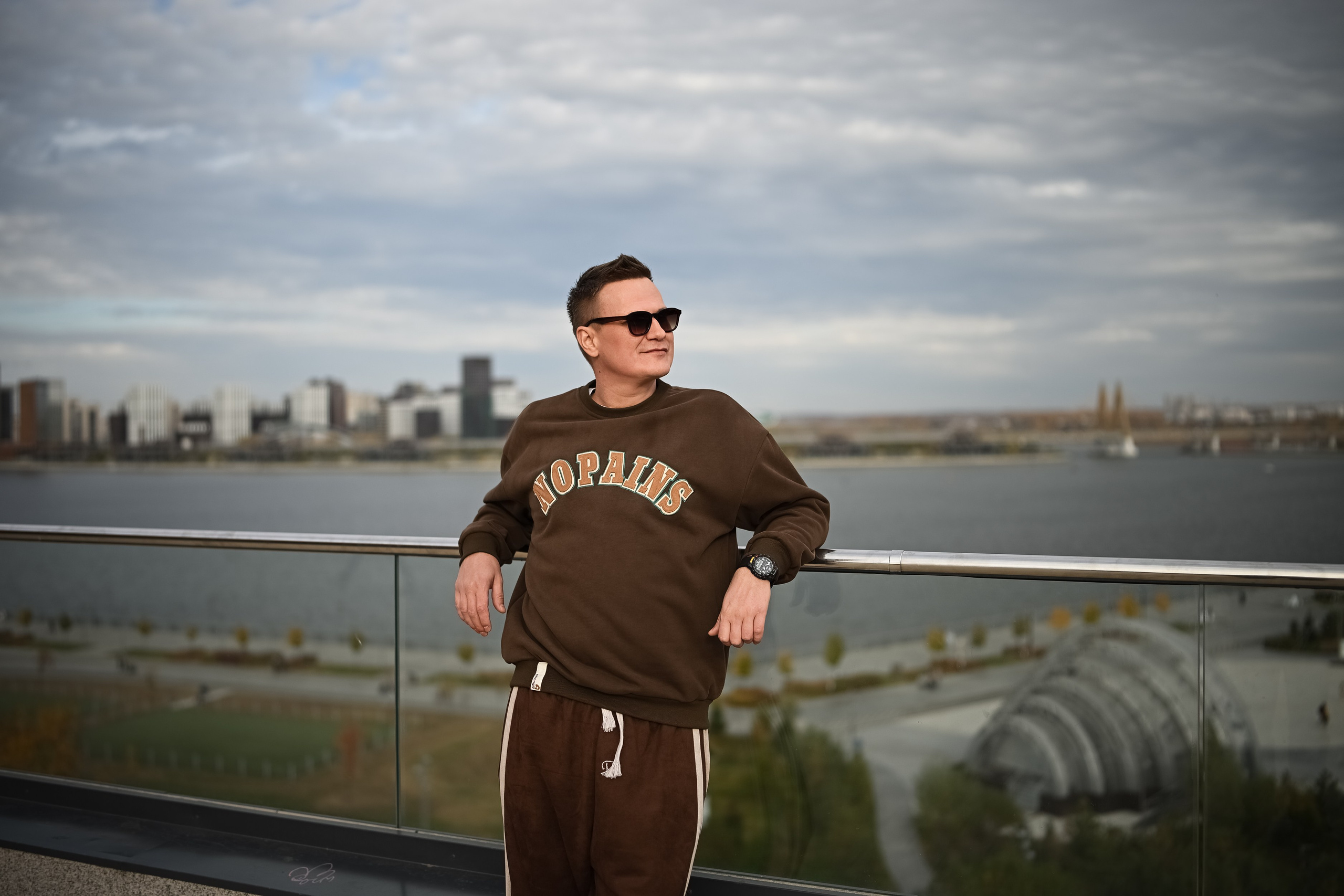 Мужской портрет у Национальной библиотеки Казани на фоне городского пейзажа