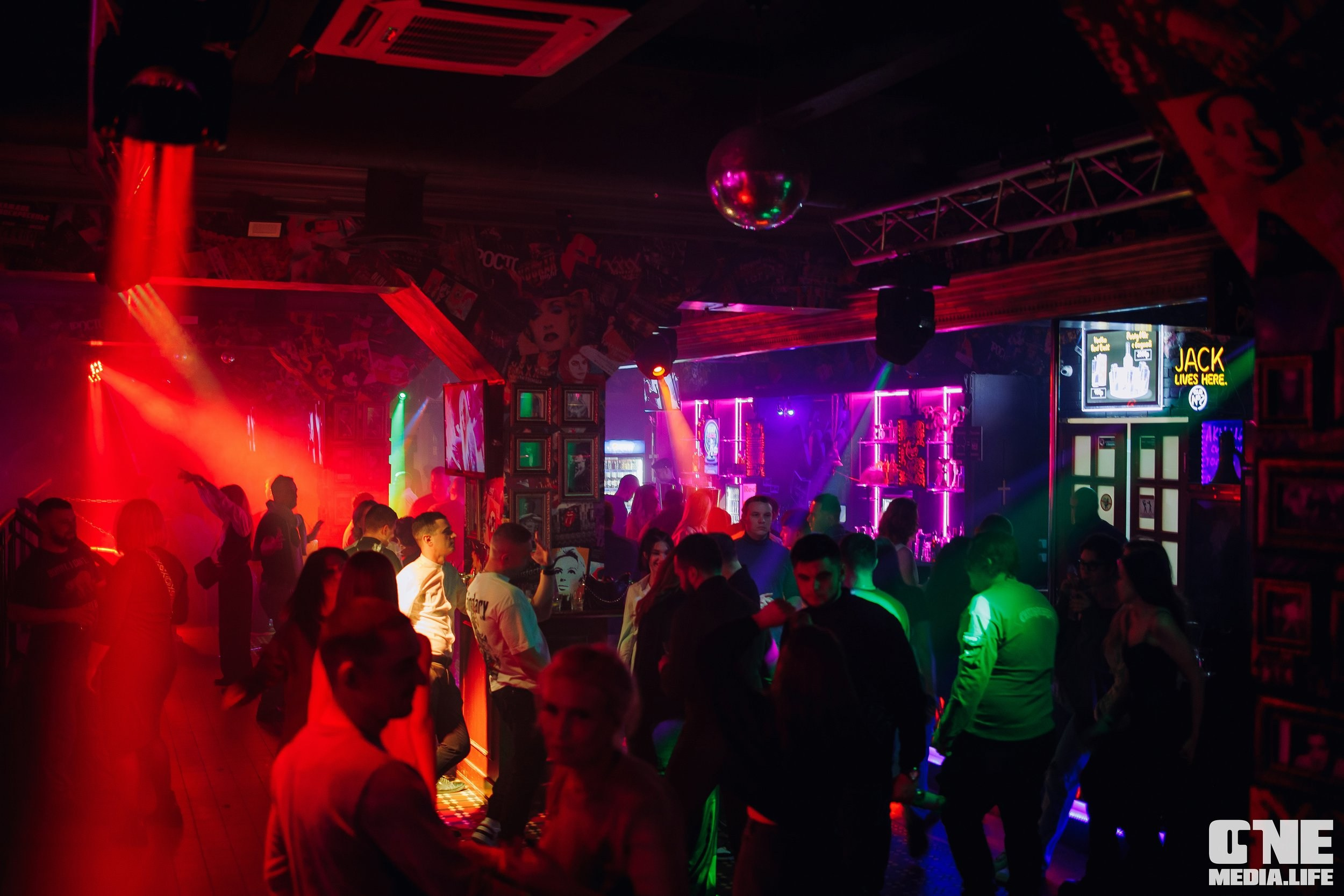 Фоторепортаж из бара XxxX. One Media Life: фоторепортажи, фотоотчеты с мероприятий и заведений