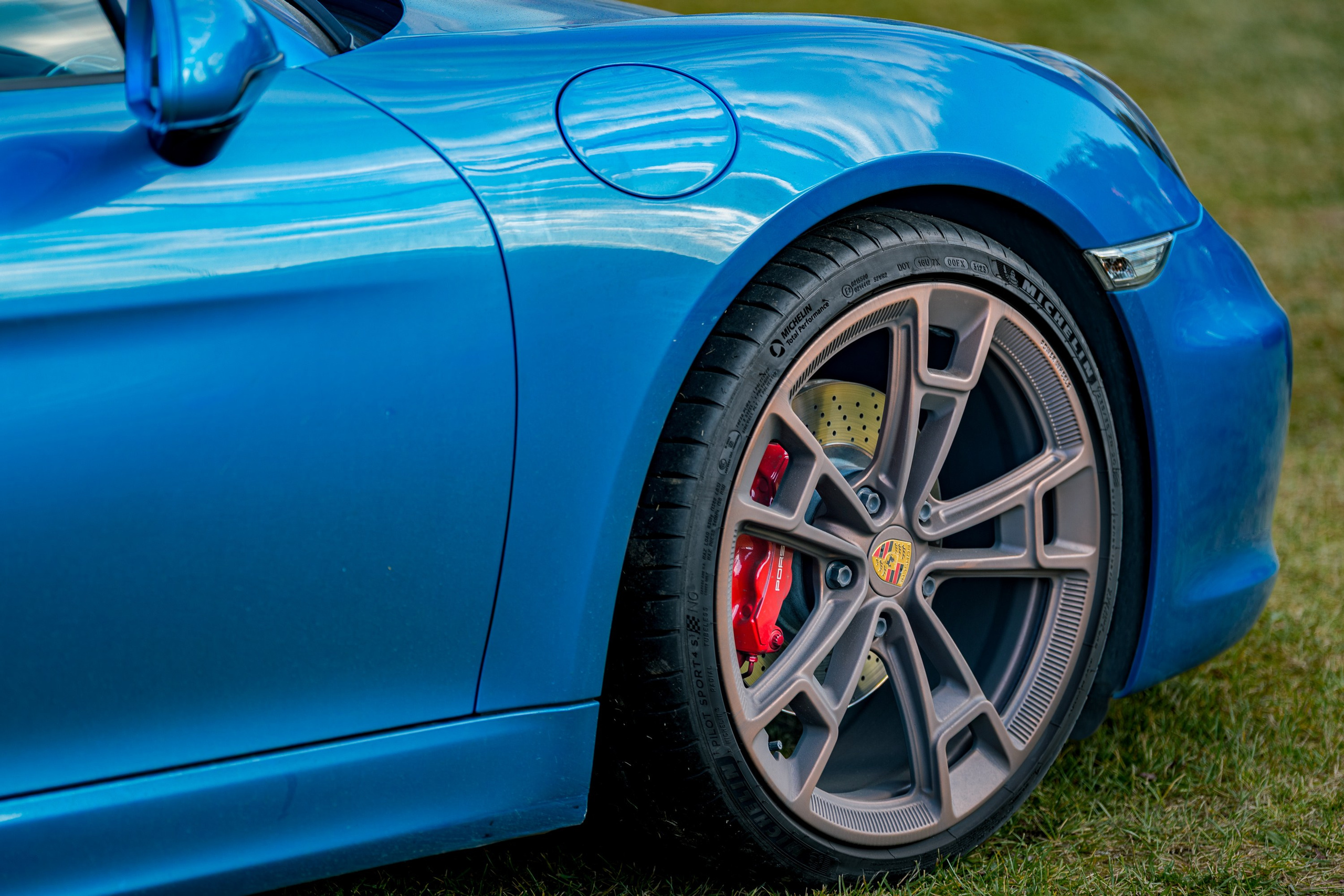 Кованый диск на синем Porsche с красным суппортом