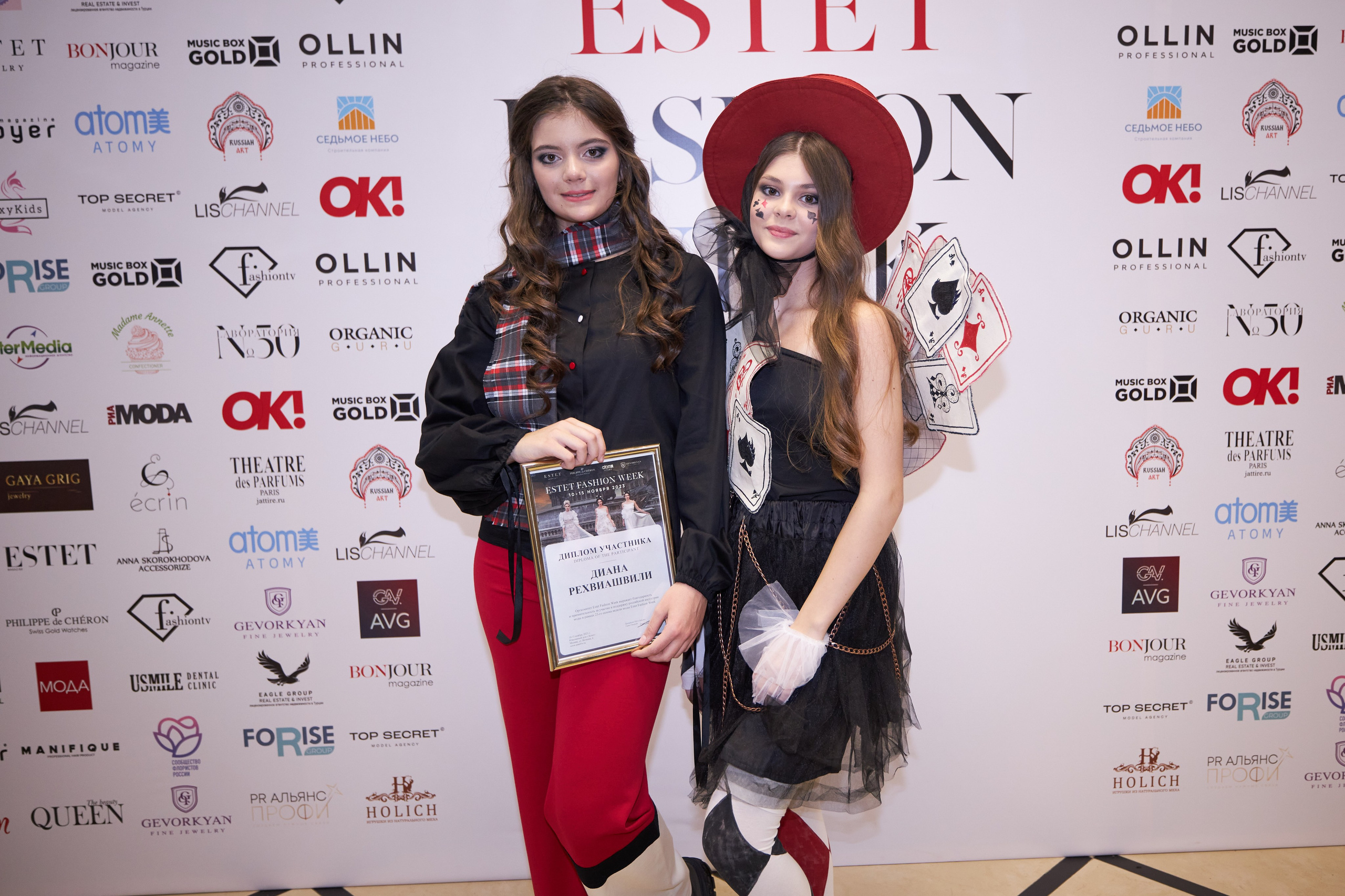 Estet Fashion Week 2023 - фото с дипломами у пресс-вола