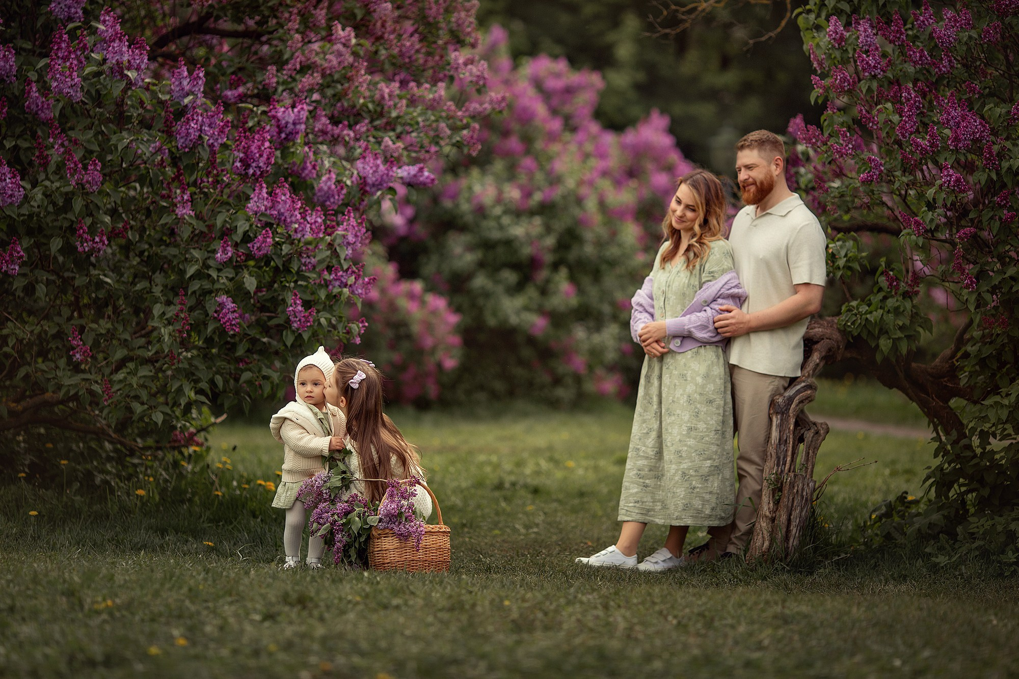 Красивейшая семейная история в цветущей сирени. Tatyana Nadezhdina Family photographer