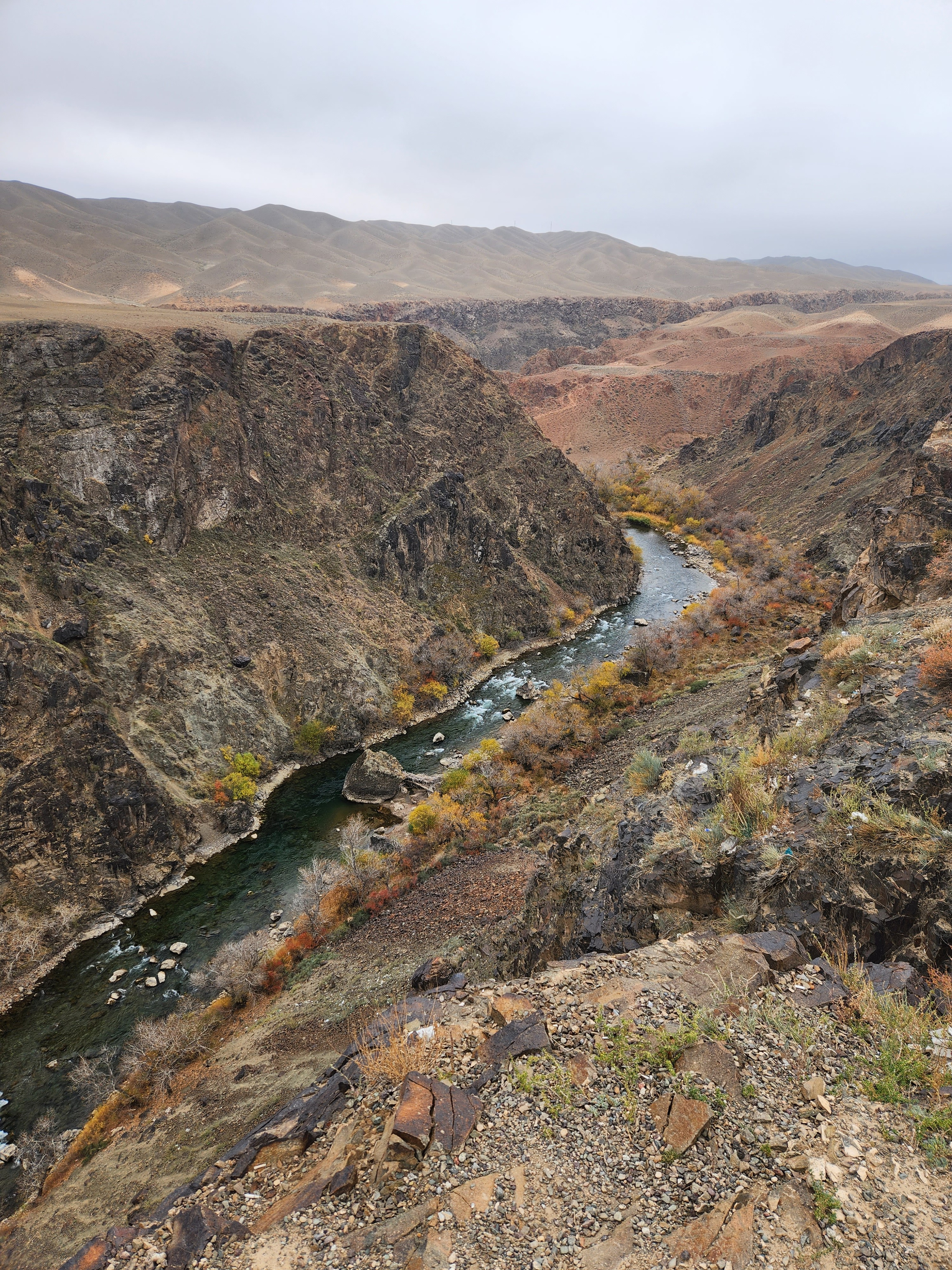 Экскурсия и тур на три каньона реки Чарын. Три каньона: Чарынский, Лунный и Черный в Алматинской области