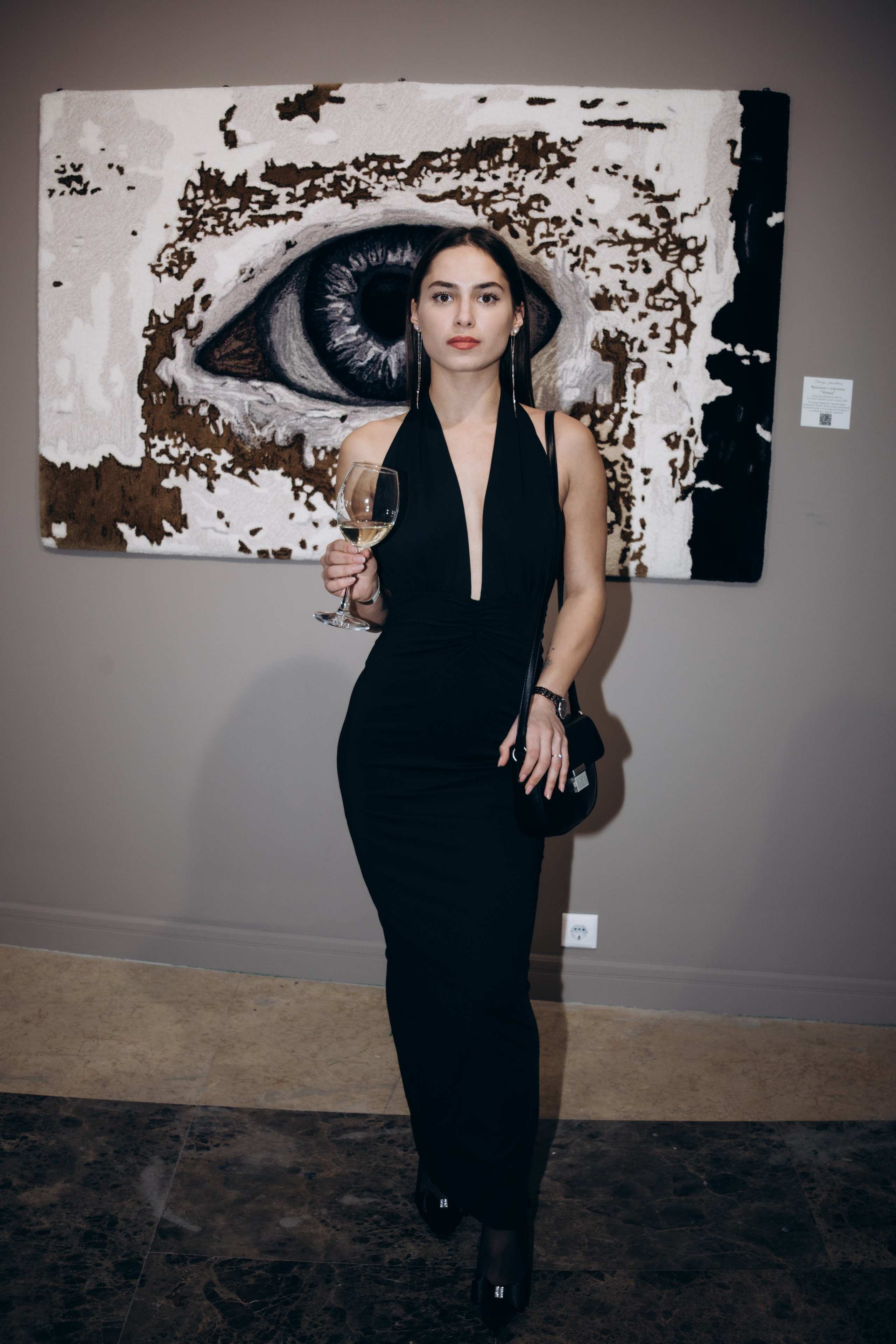 репортажный фотограф александра хитрина-красивая девушка с бокалом вина