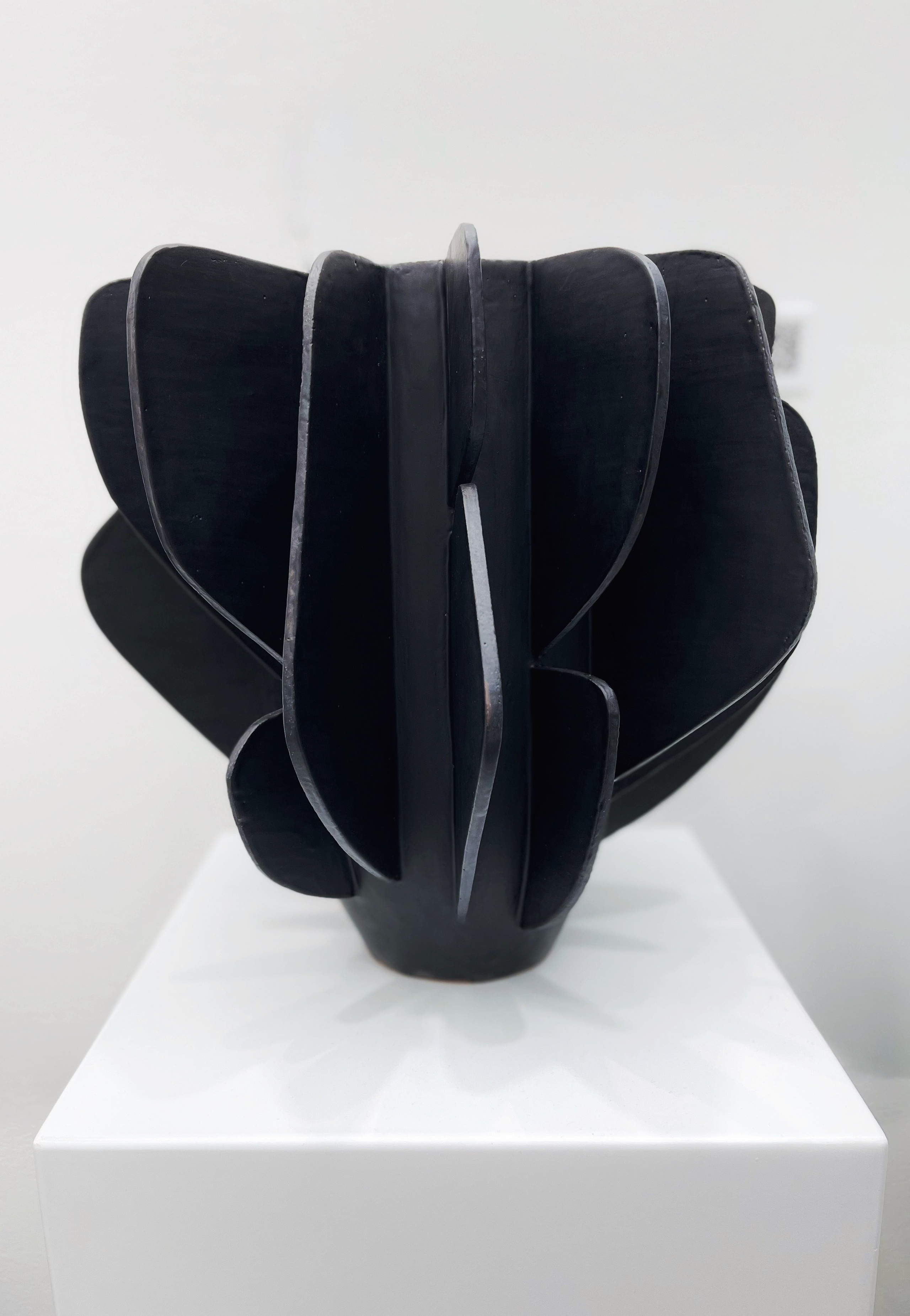 Ваза Крылья черная. Художественная и интерьерная керамика в Москве