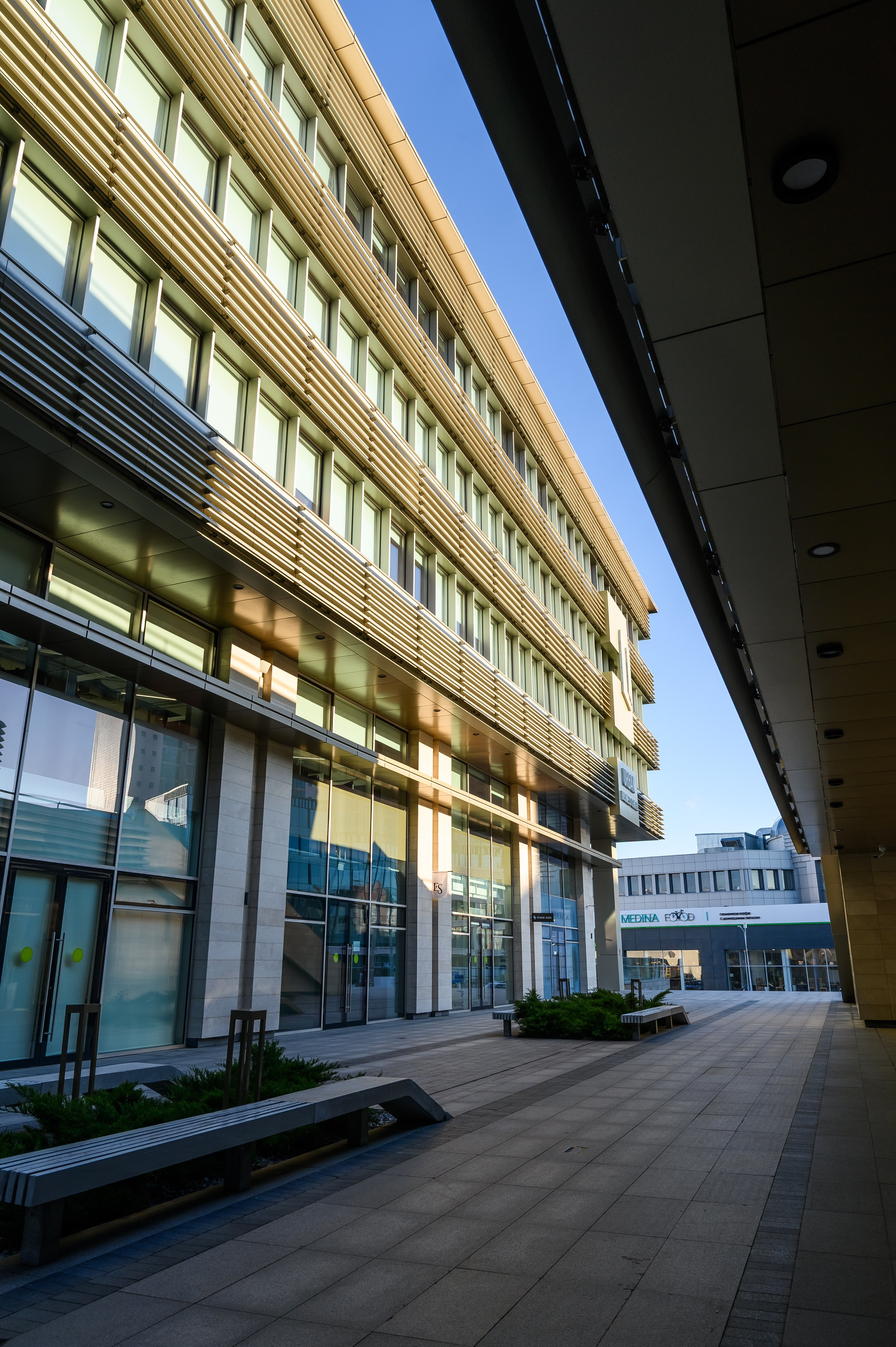 Фасад с панорамными окнами БЦ URBAN и архитектурные линии