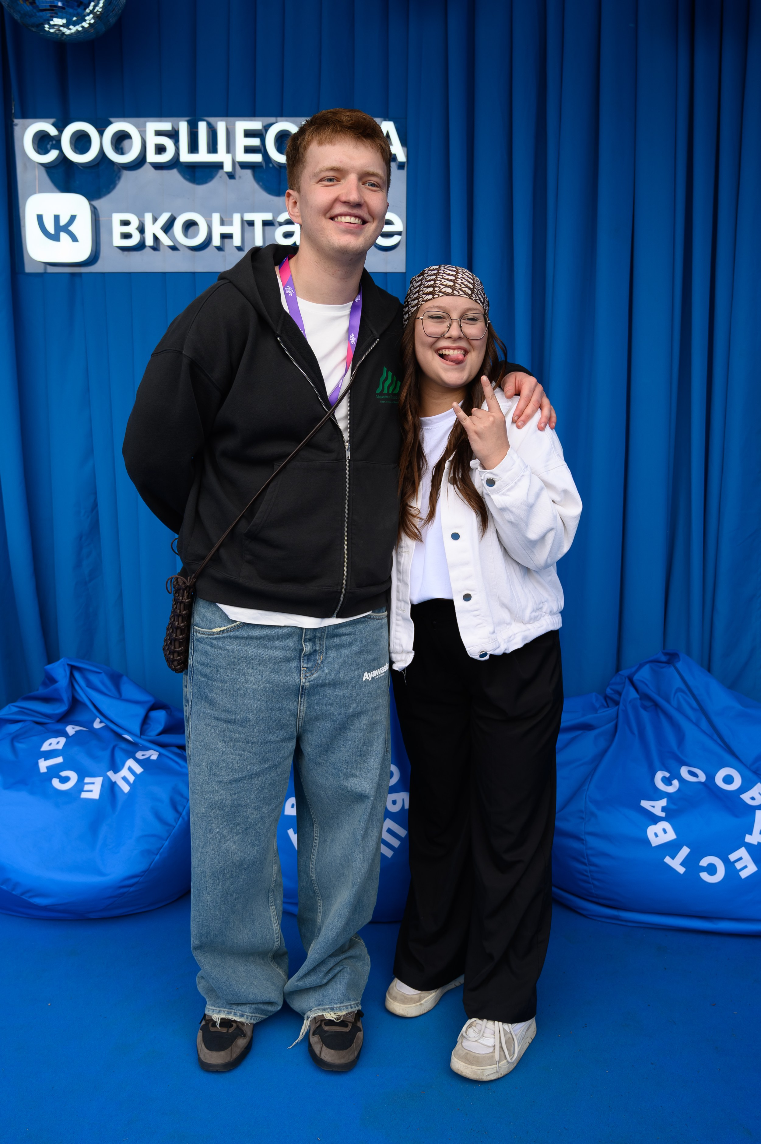 Девушка делает фото с любимым тиктокером на автограф-сессии — живой фестивальный момент