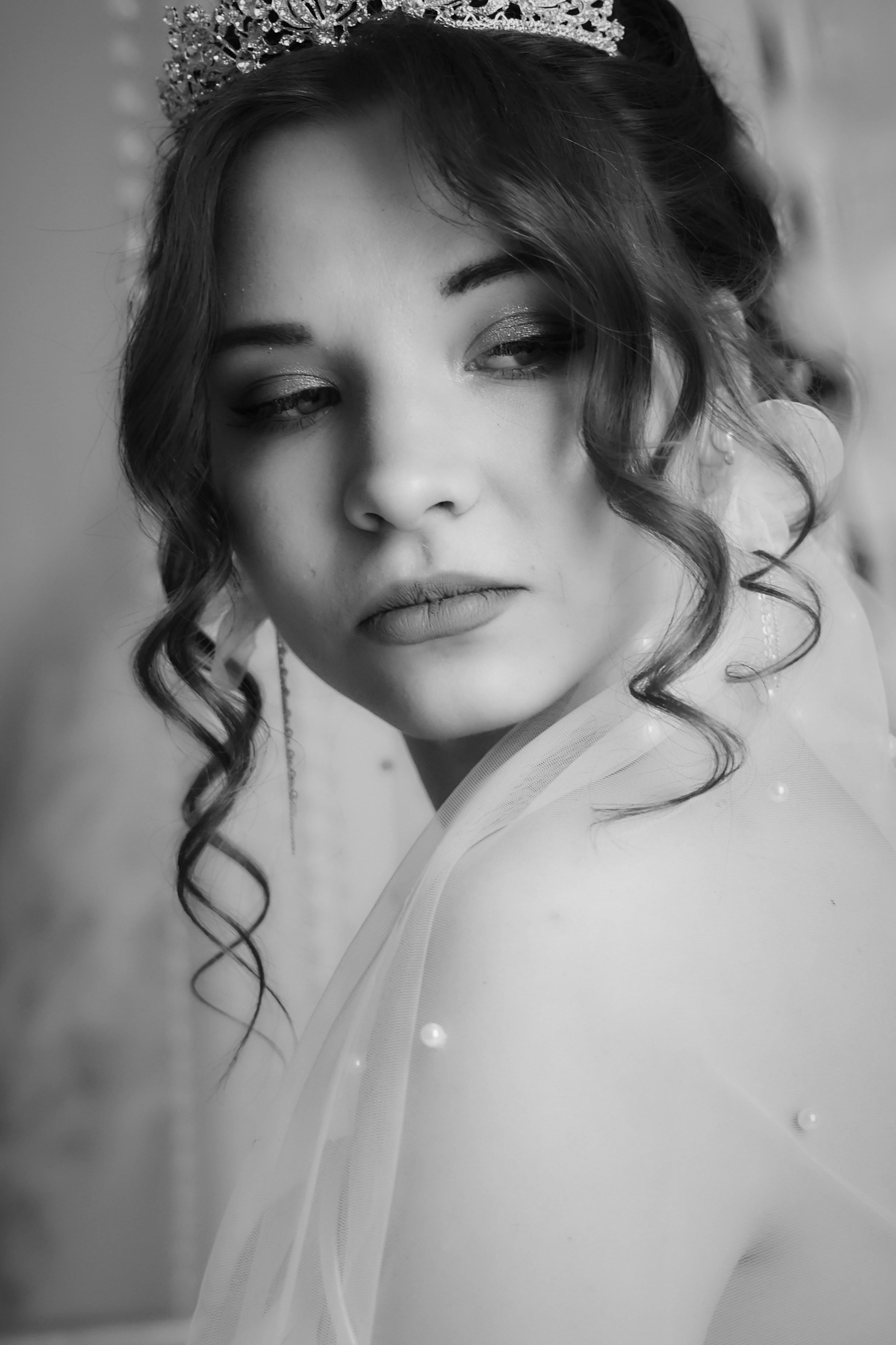 черно-белая портретная фотография красивой невесты