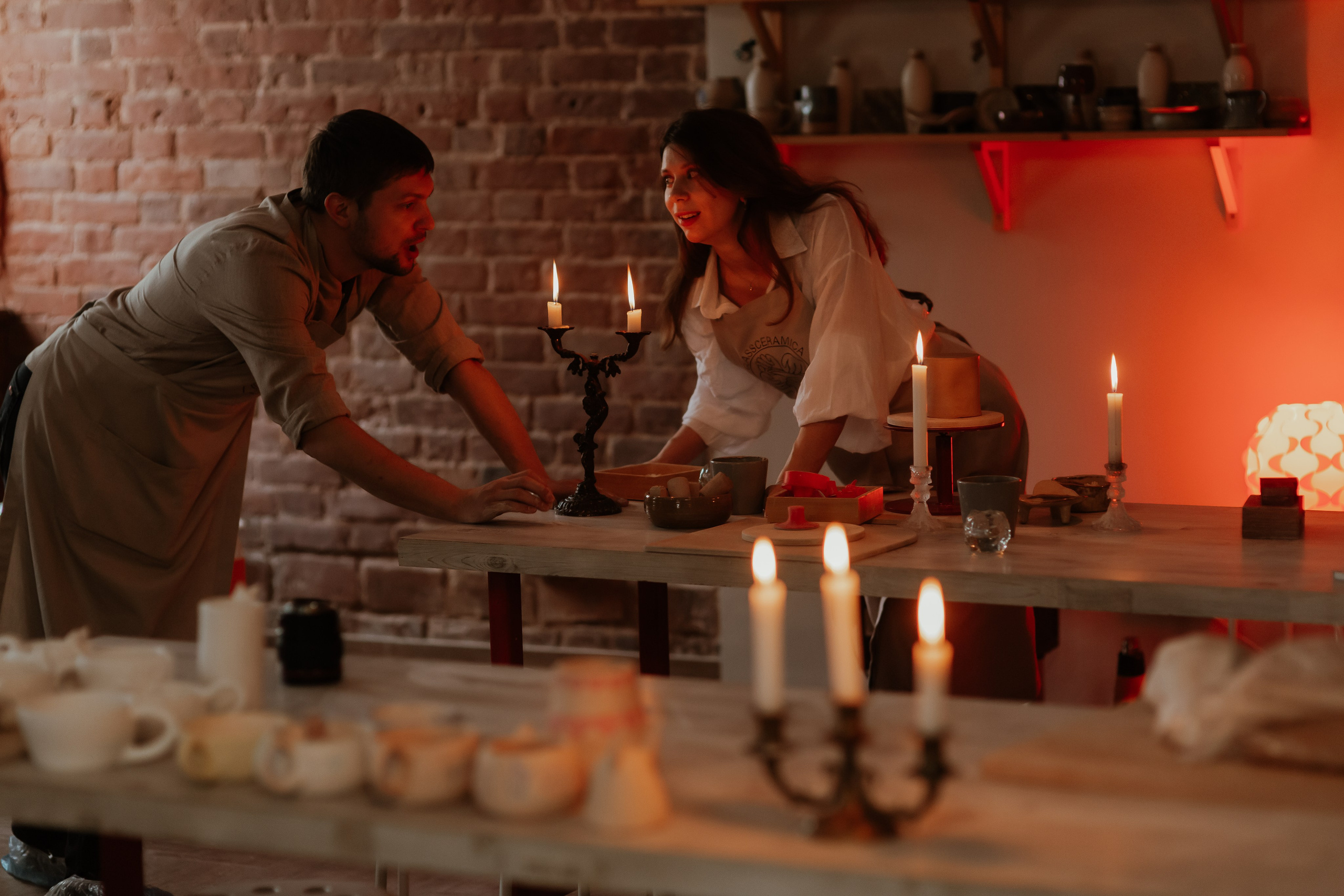 Свидание в гончарной мастерской. Они попросили не подглядывать. Но я смотрел. Свадебный и репортажный фотограф в Ярославле и Санкт-Петербурге Роман Микрюков