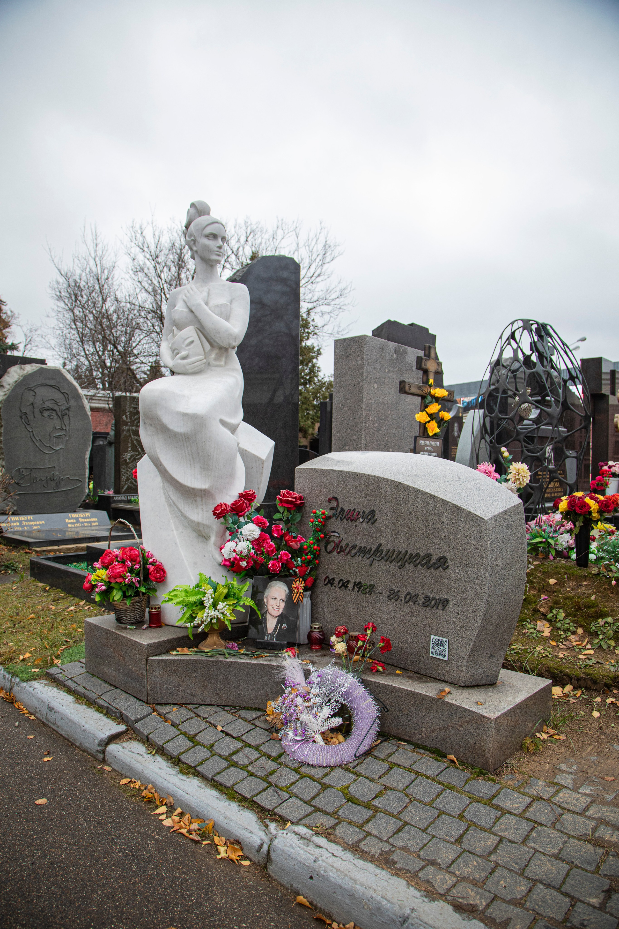 Осенняя прогулка по Новодевичьему кладбищу. Фотограф Сергей Ловкий