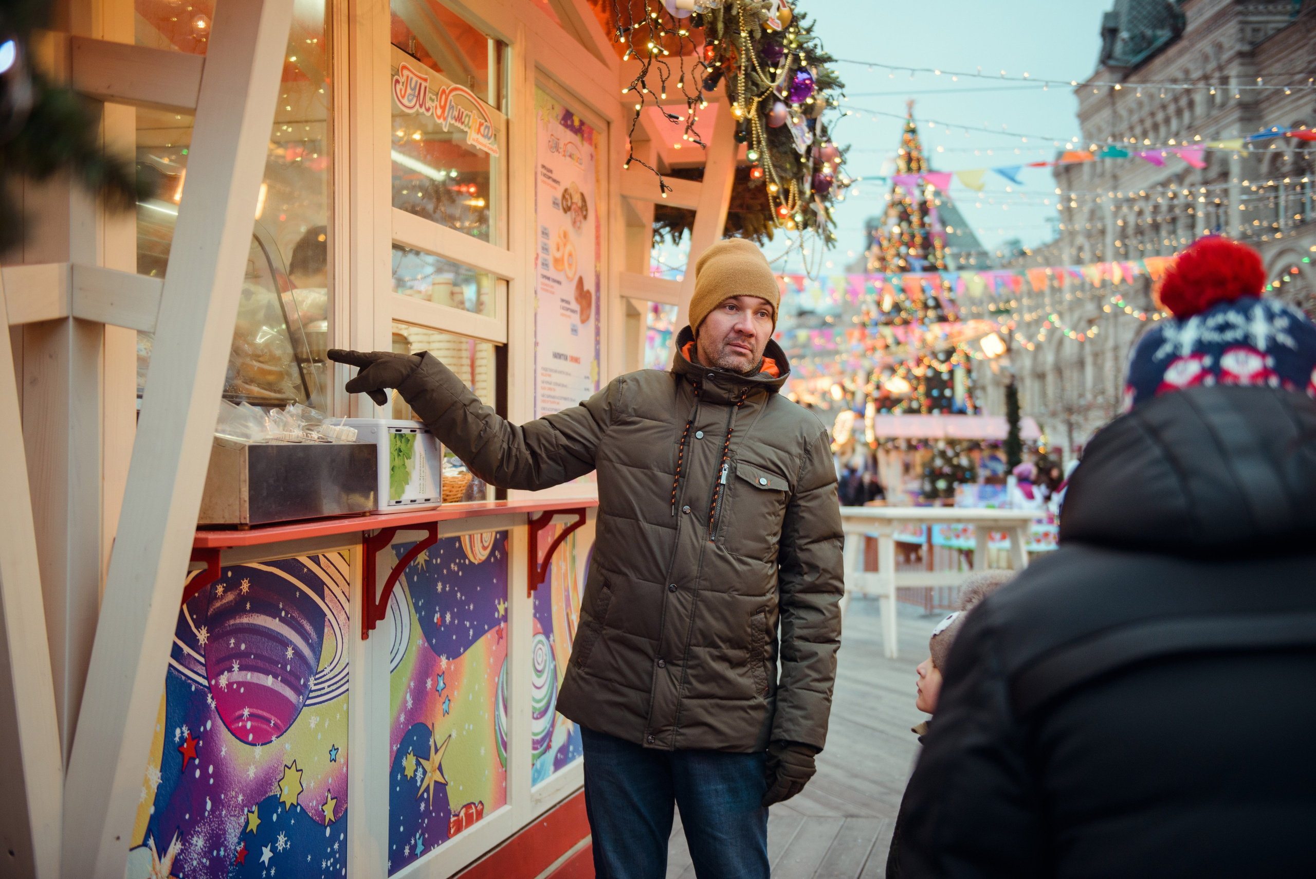 family photo shoot walking in the city. New Year Christmas photoshoot (Photographer in Edinburgh Elena Carruthers)