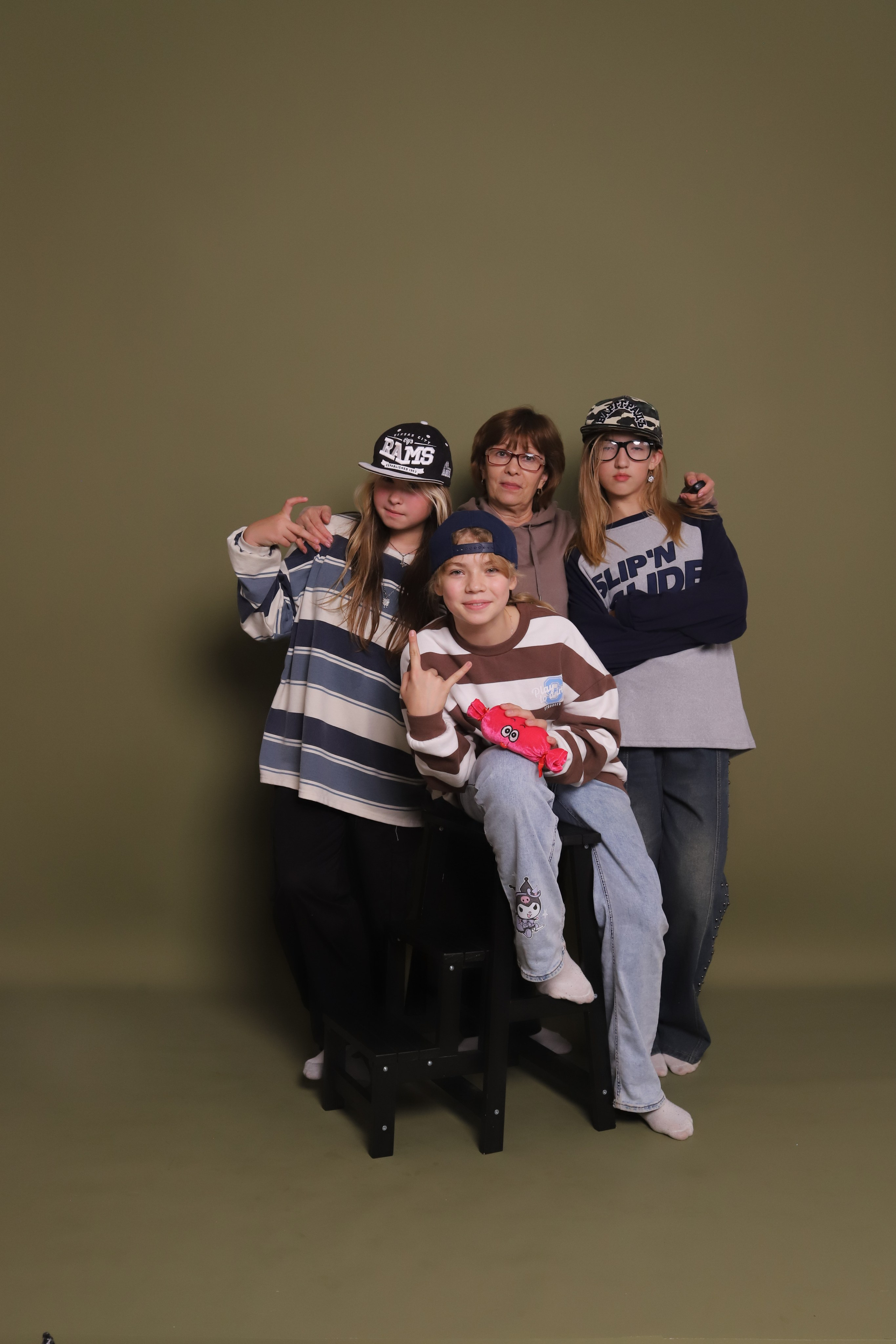 Цвет фона Хаки. Фотостудия самообслуживания. Студия без фотографа в Твери