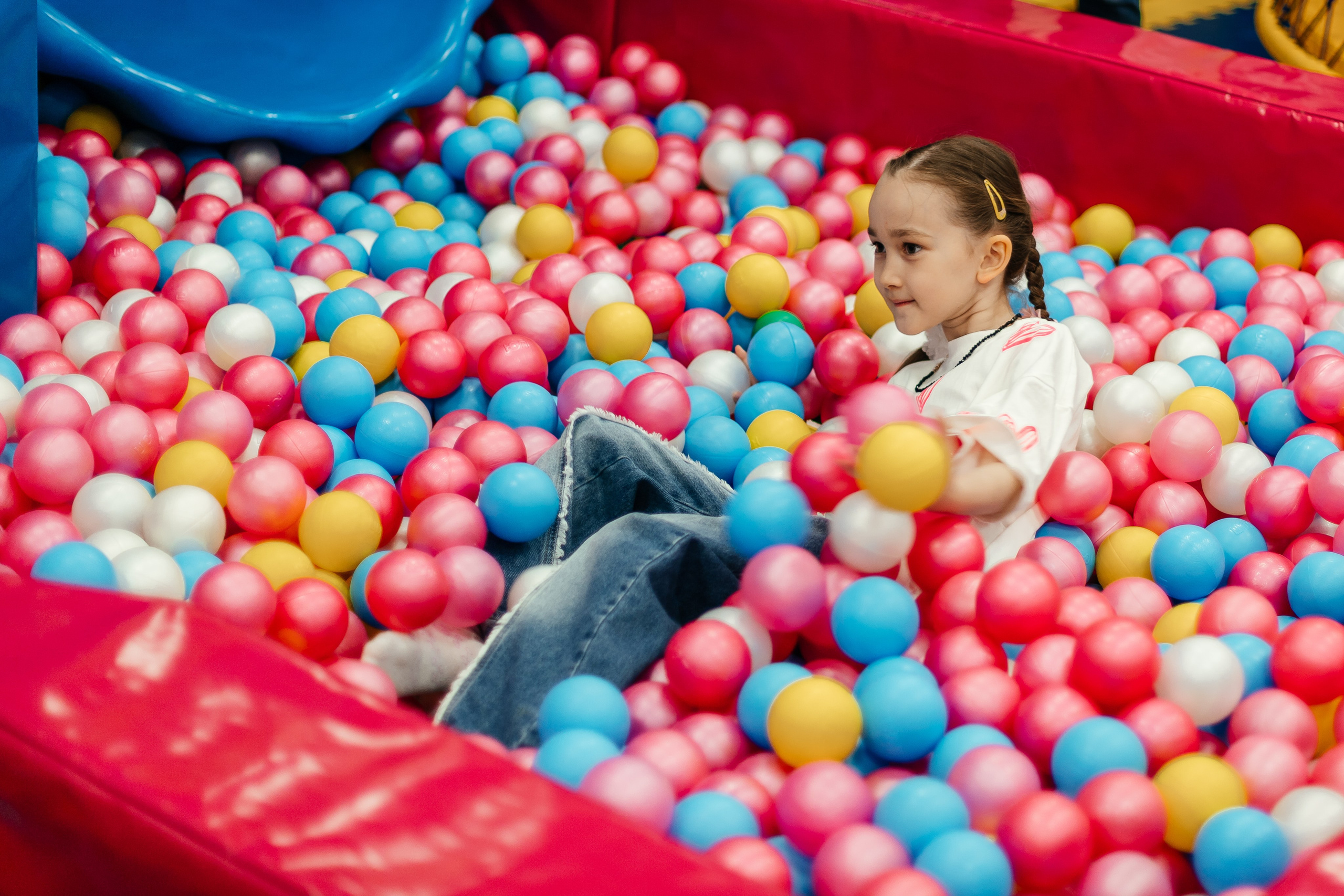 Мадина в цветущем парке. Семейный и детский фотограф в Хабаровске Алевтина Проскурякова