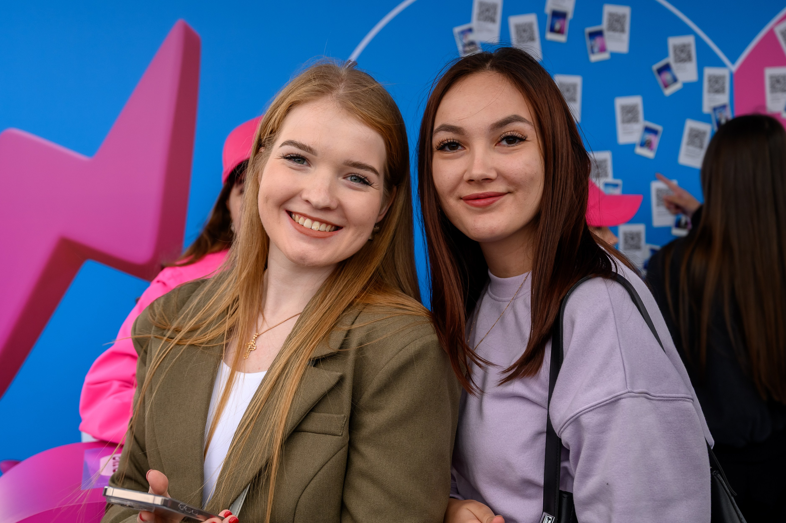 Молодежь отдыхает и фотографируется на VK Fest в Казани, создавая воспоминания о летнем дне, полном музыки и общения