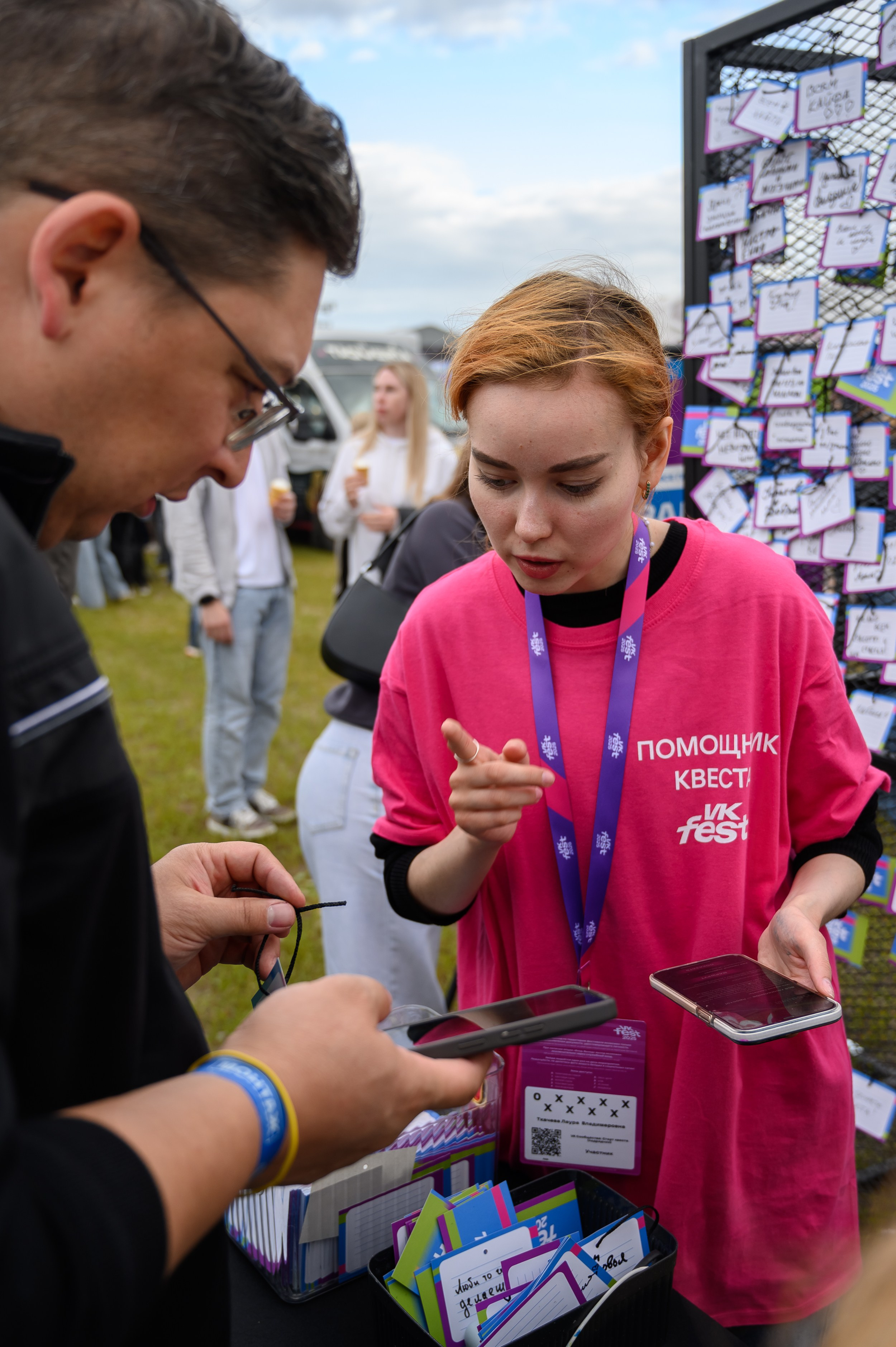Стенд от ВК Сообщества с активностью и призами на VK Fest в Казани — репортаж Алексея Клейменова