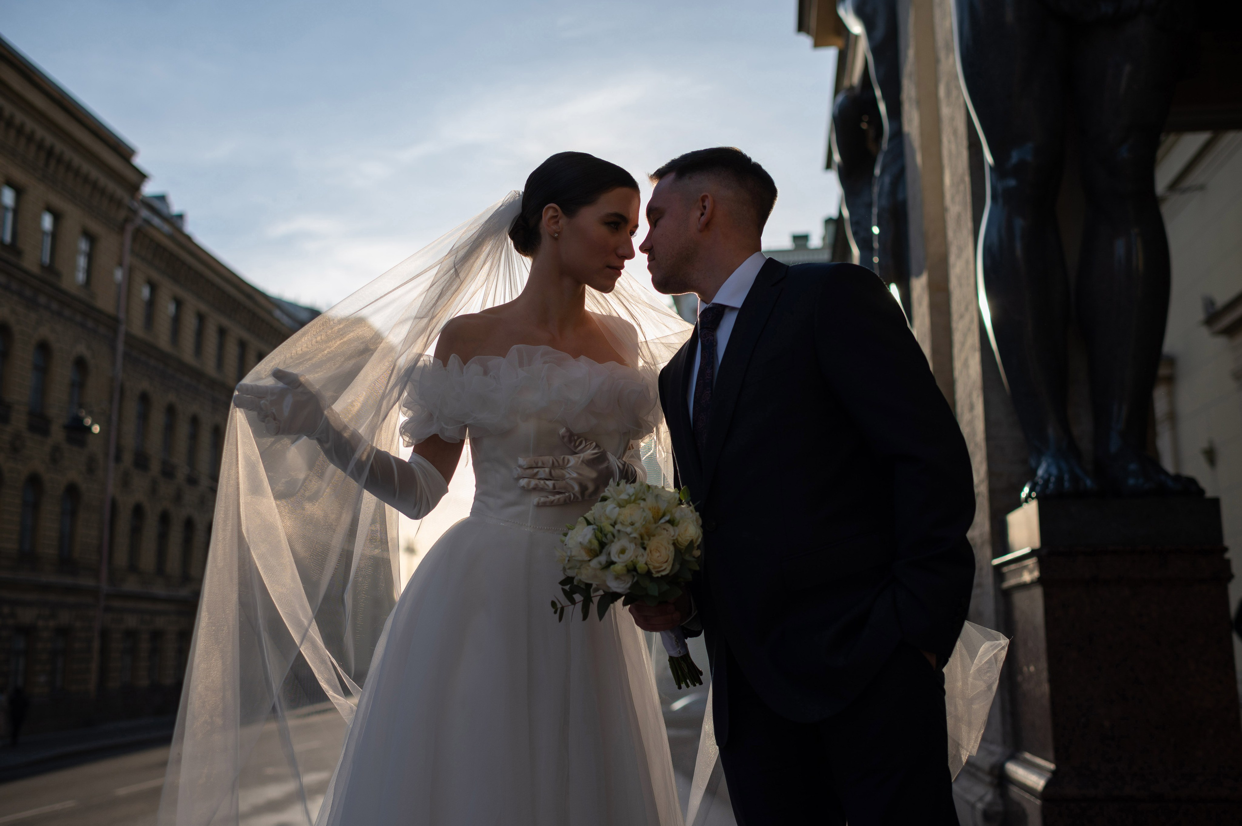 Осенняя великолепная свадебная прогулка жениха и невесты в октябре в Санкт-Петербурге в Михайловском парке и у Атлантов на Миллионной улице. Портретный, семейный и свадебный фотограф в Санкт-Петербурге и в Пушкине Ширяев Денис