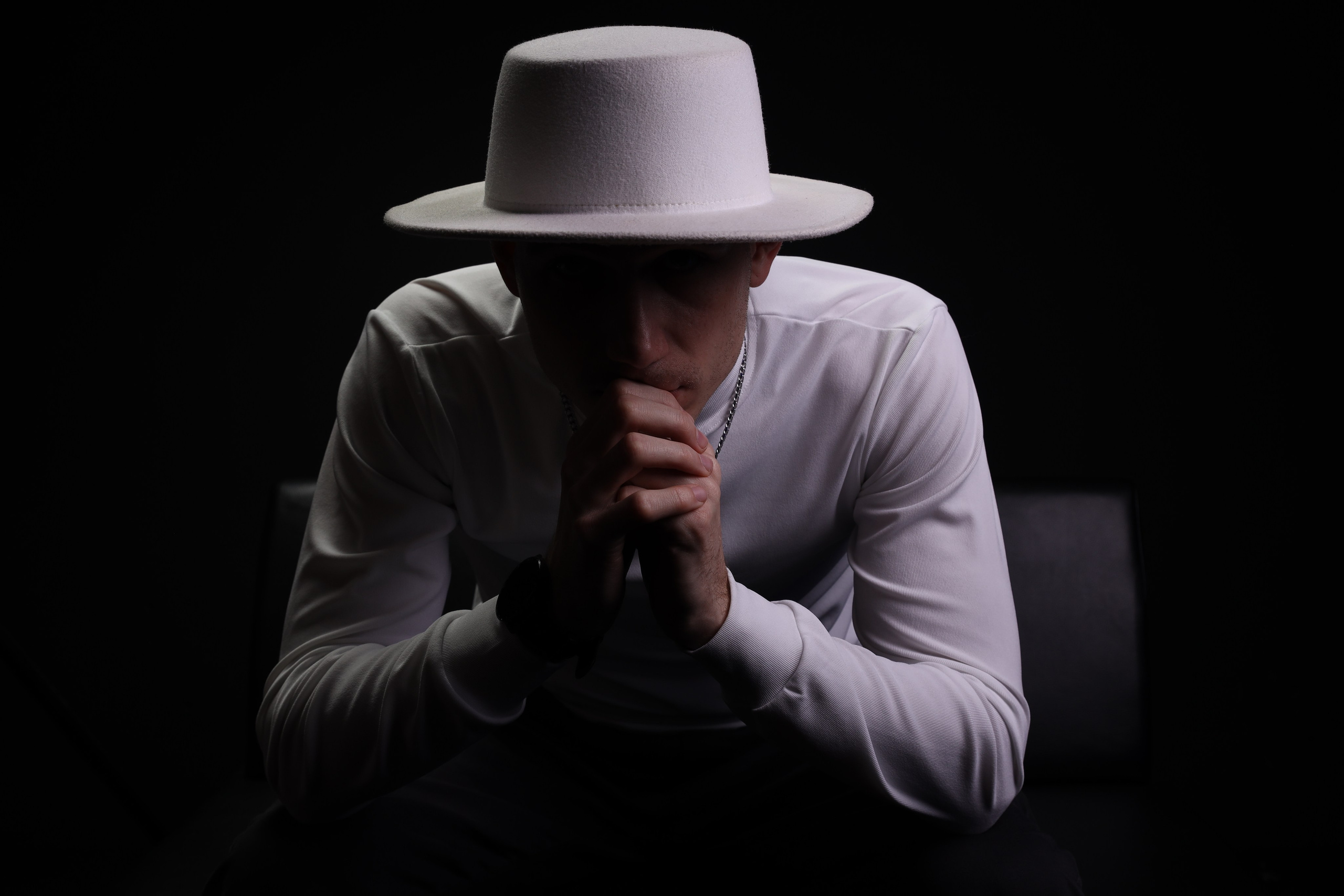 The White hat Alex. Профессиональный фотограф в Воронеже Владислав Крылов