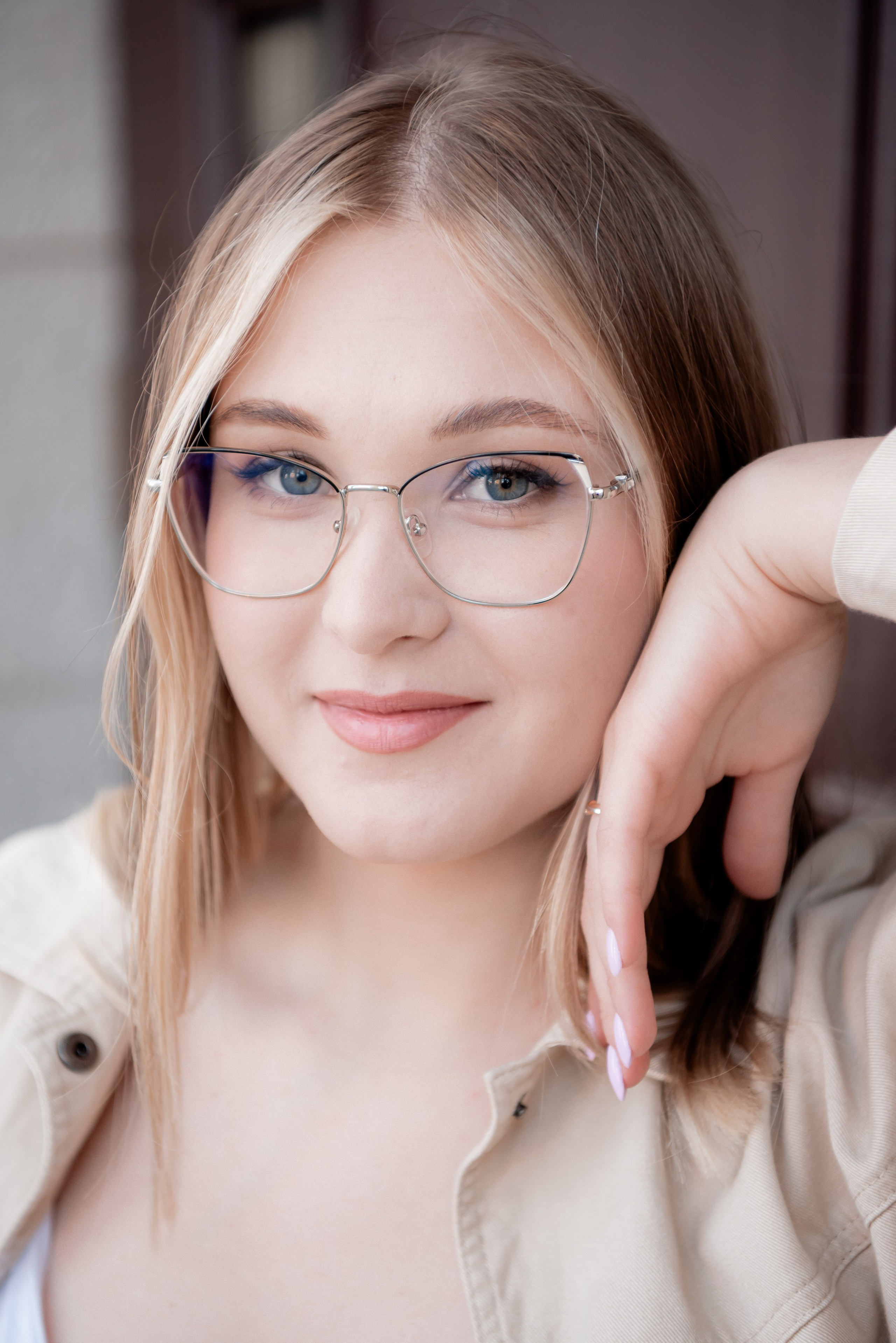 Крупный портрет девушки в очках Волгоград