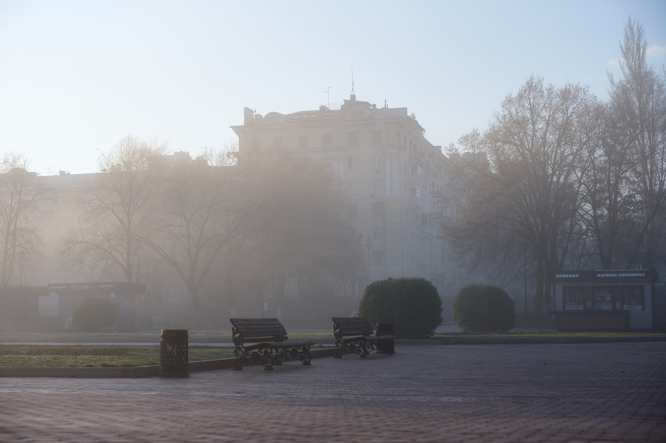 Туман на набережной Волги в Самаре, 8 апреля 2025 года