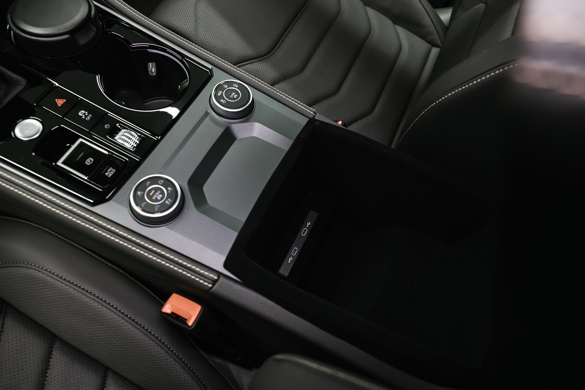 Volkswagen Touareg R-Line 2.0 TSI AT (265 л. с.). Автосалон «Х-Авто»