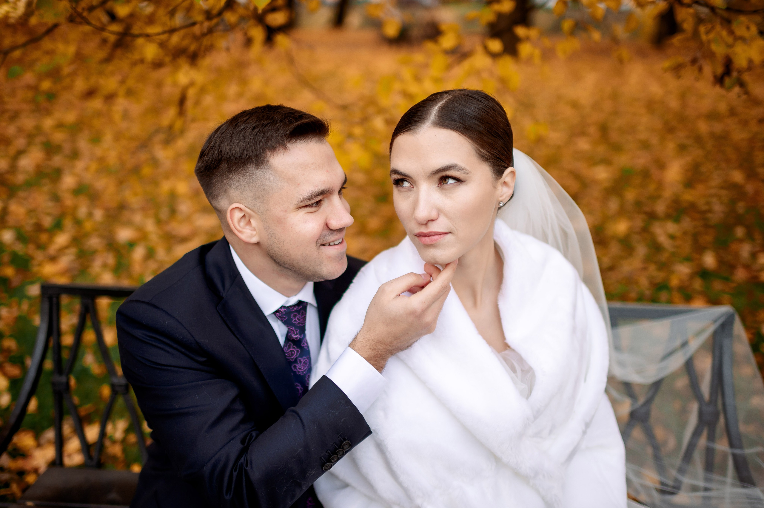 Осенняя великолепная свадебная прогулка жениха и невесты в октябре в Санкт-Петербурге в Михайловском парке и у Атлантов на Миллионной улице. Портретный, семейный и свадебный фотограф в Санкт-Петербурге и в Пушкине Ширяев Денис