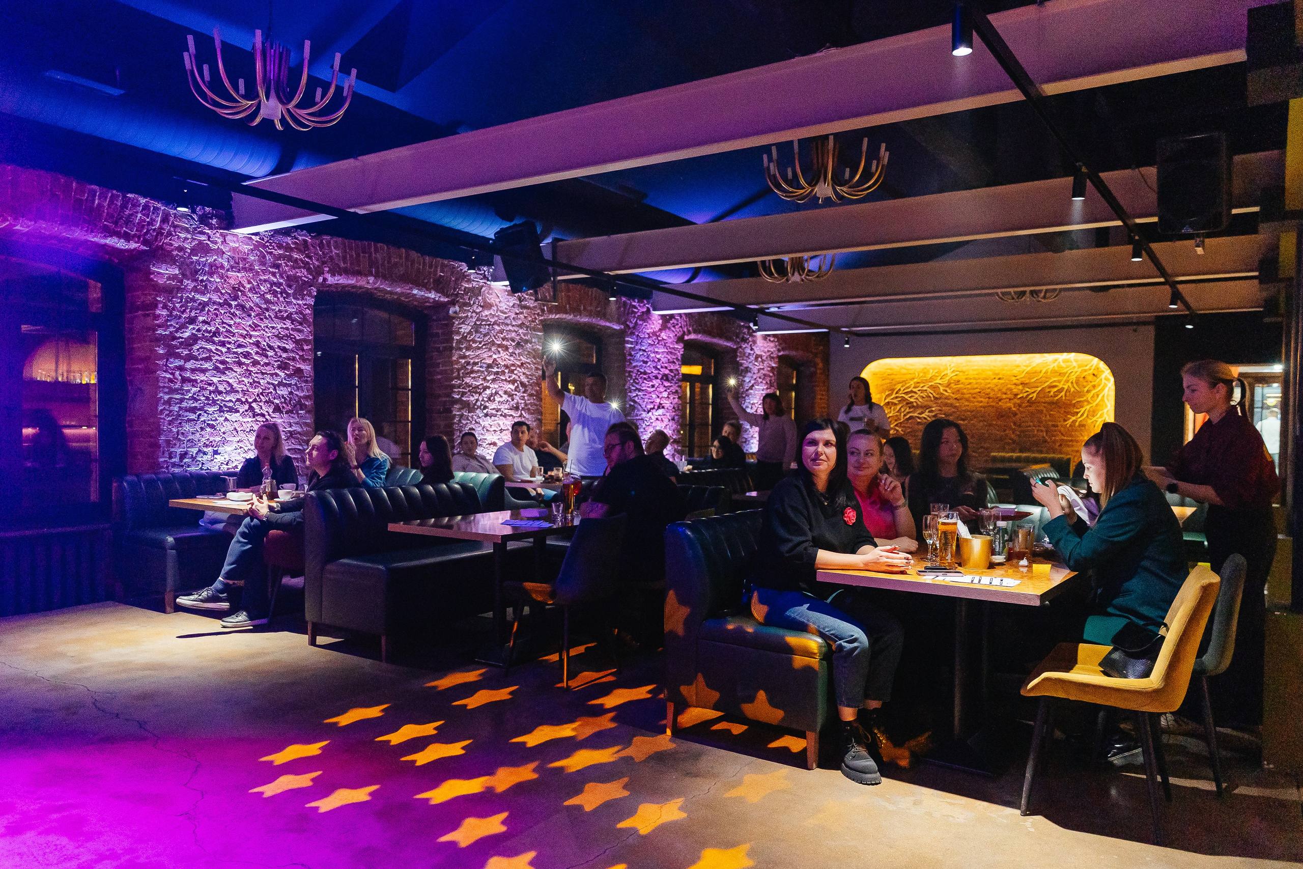 Аренда двух залов под различные мероприятия: Свадьбы, Корпоративы, Выпускные, Банкеты и фуршеты, Конференции и семинары, Концерты и показы. Закажите съемку вашего мероприятия в стильном и современном RizzW!