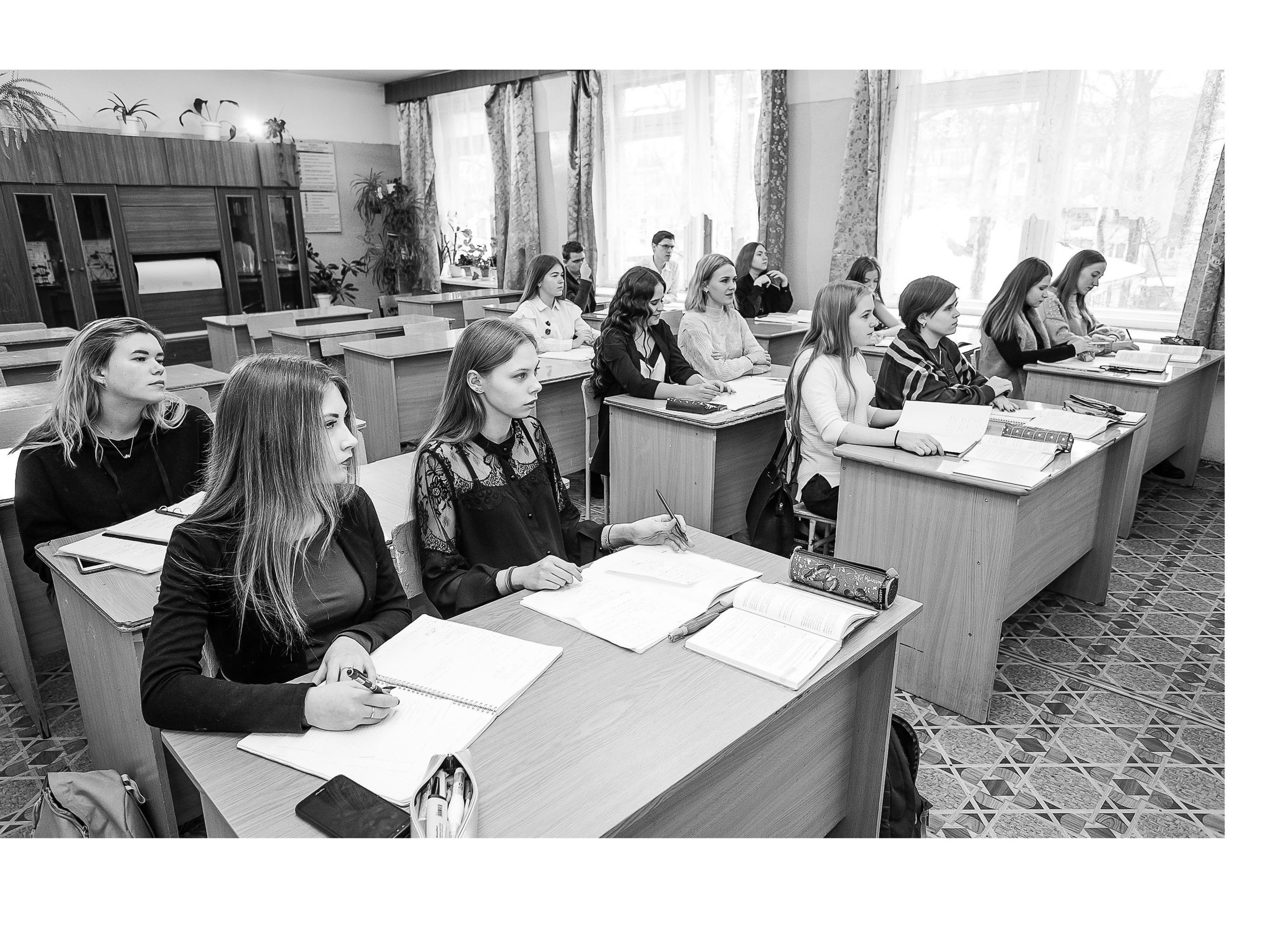 Разворот выпускной фотокниги с репортажными фотографиями с урока