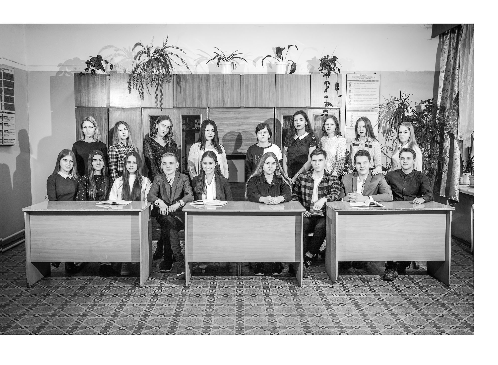 Общая групповая фотография выпускного класса в учебном классе за партами