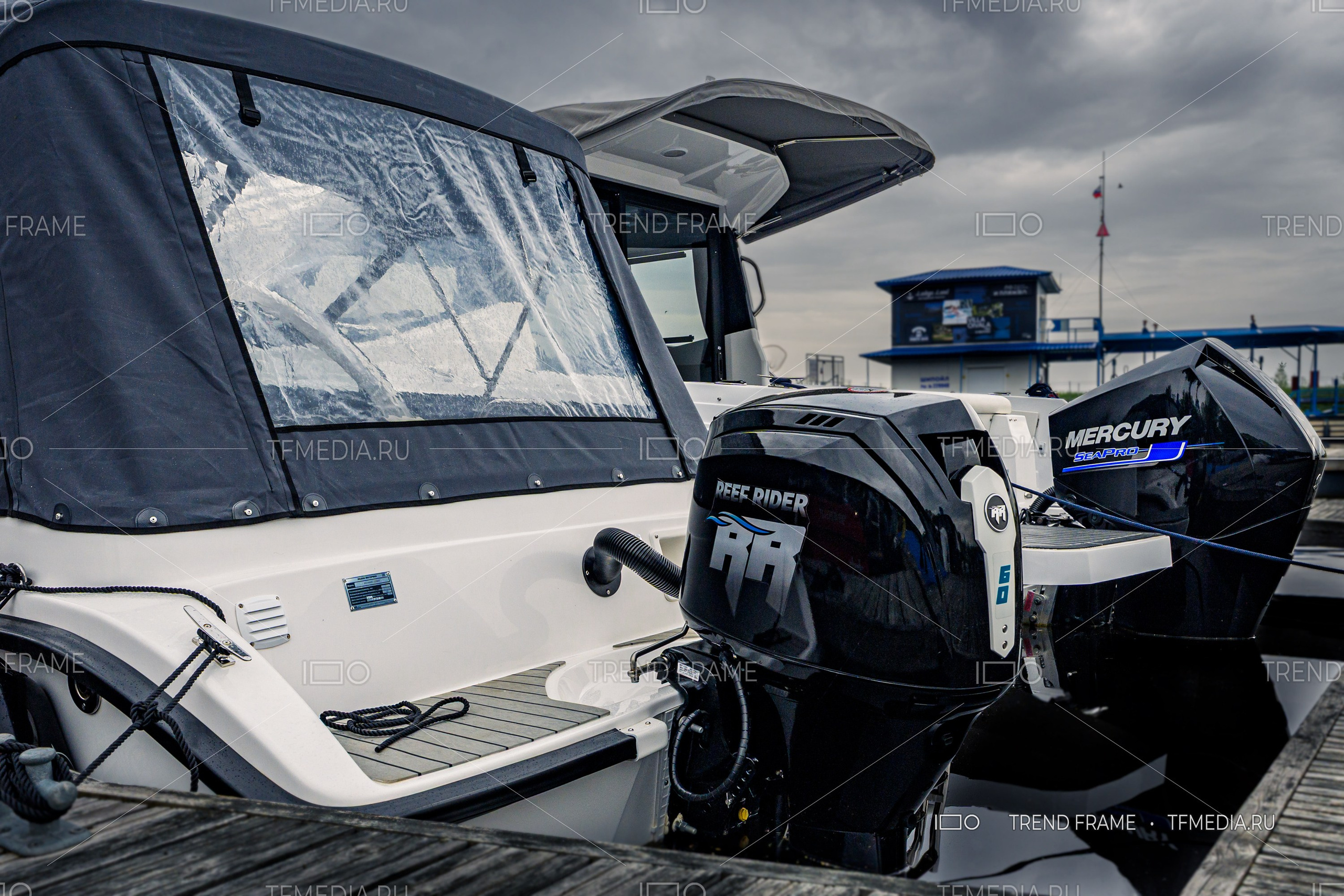 Лодочные моторы ReefRider 60 и Mercury SeaPro 200 на транце катера в марине