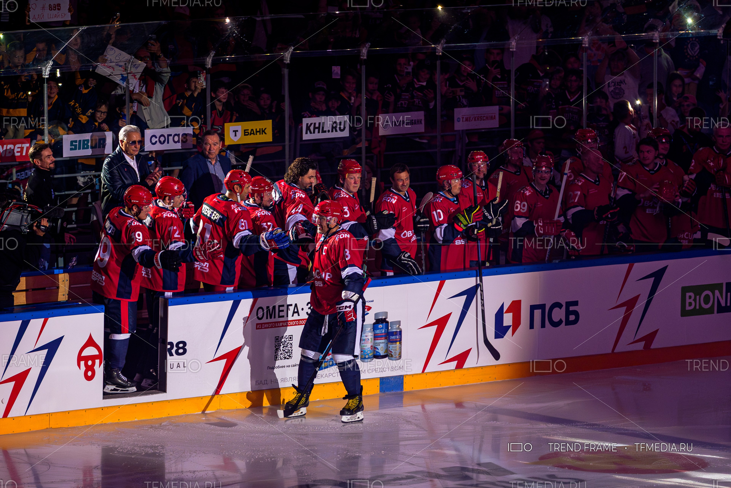 Александр Овечкин на Кубке Овечкина 2025 приветствует Романа Ротенберга, Сергея Конькова и Матвея Мичкова. На заднем плане — Зинэтула Билялетдинов и актёр Денис Никифоров из сериала «Молодёжка».