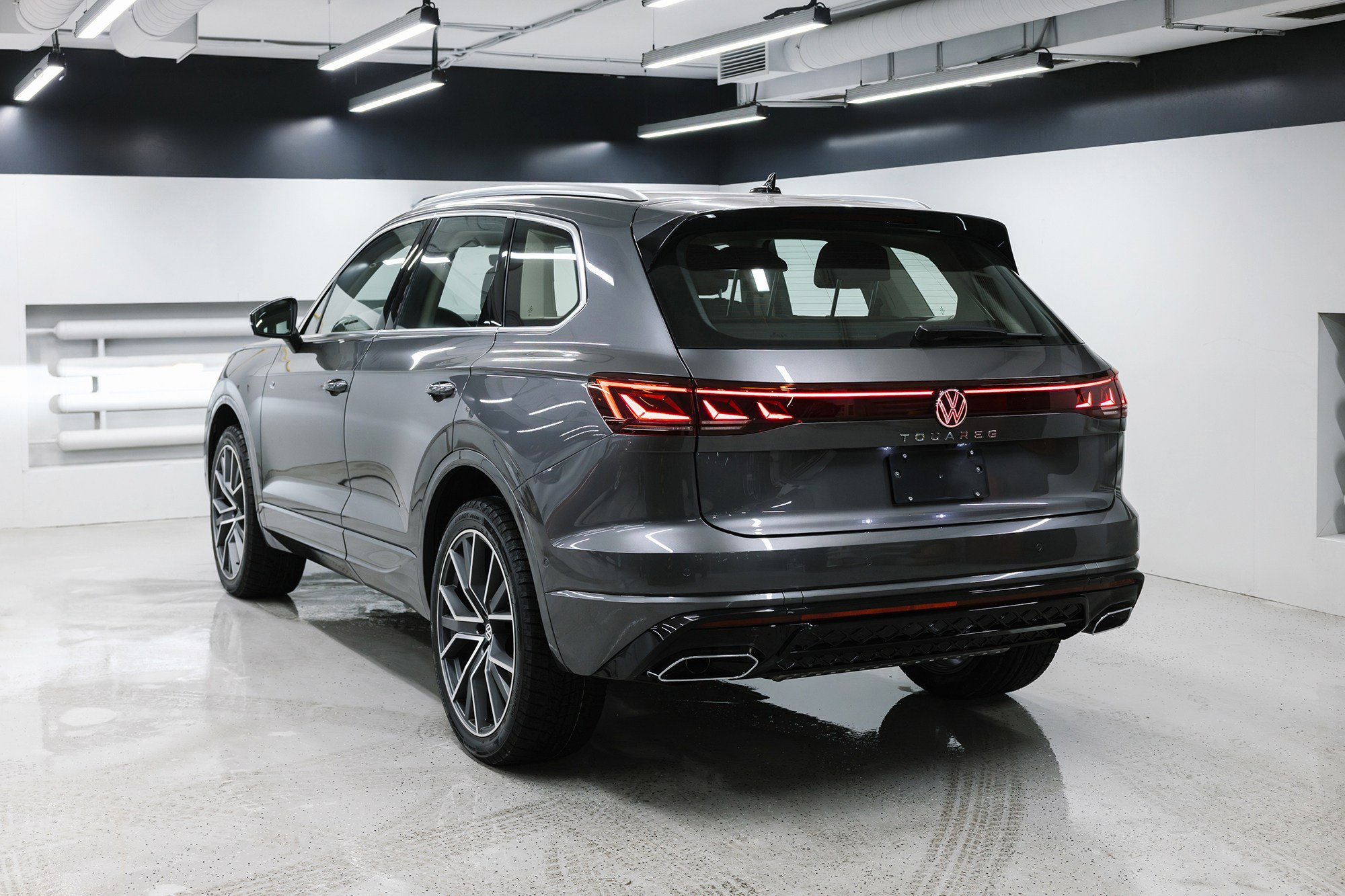 Volkswagen Touareg R-Line 2.0 TSI AT (265 л. с.). Автосалон «Х-Авто»