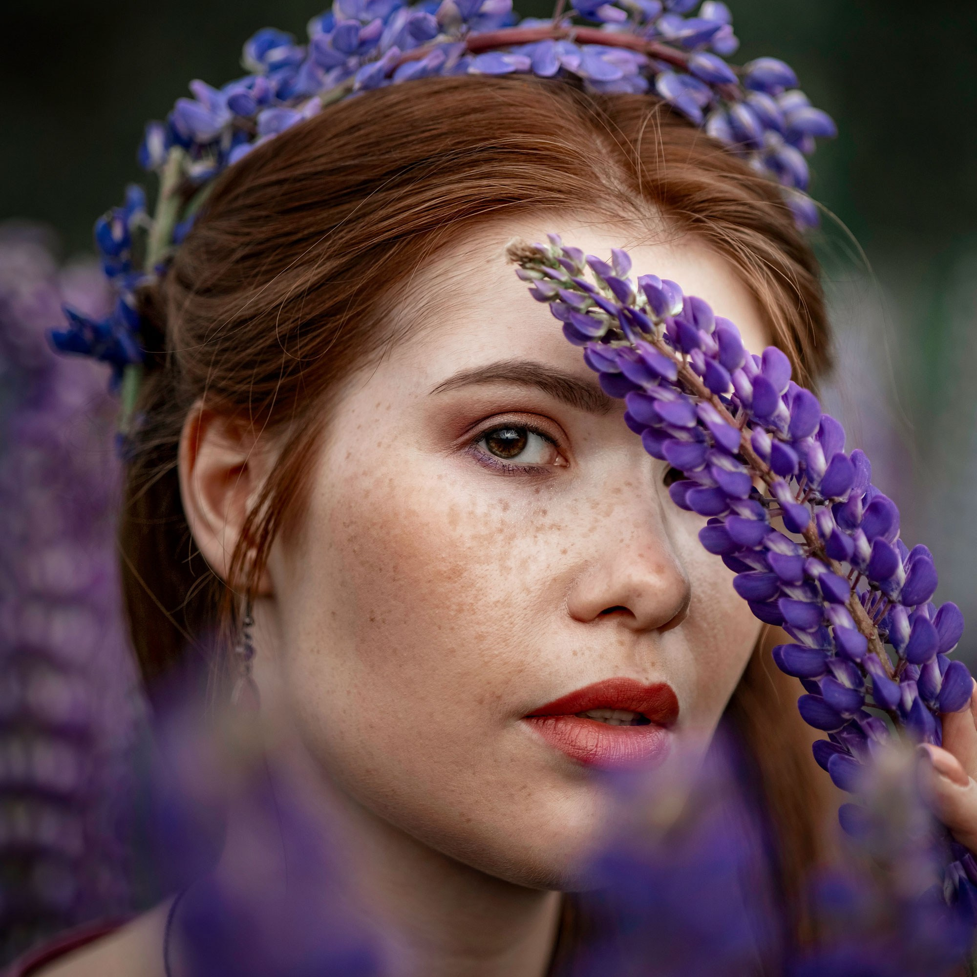 фотопортрет рыжеволосая девушка с цветком люпина фиолетовый