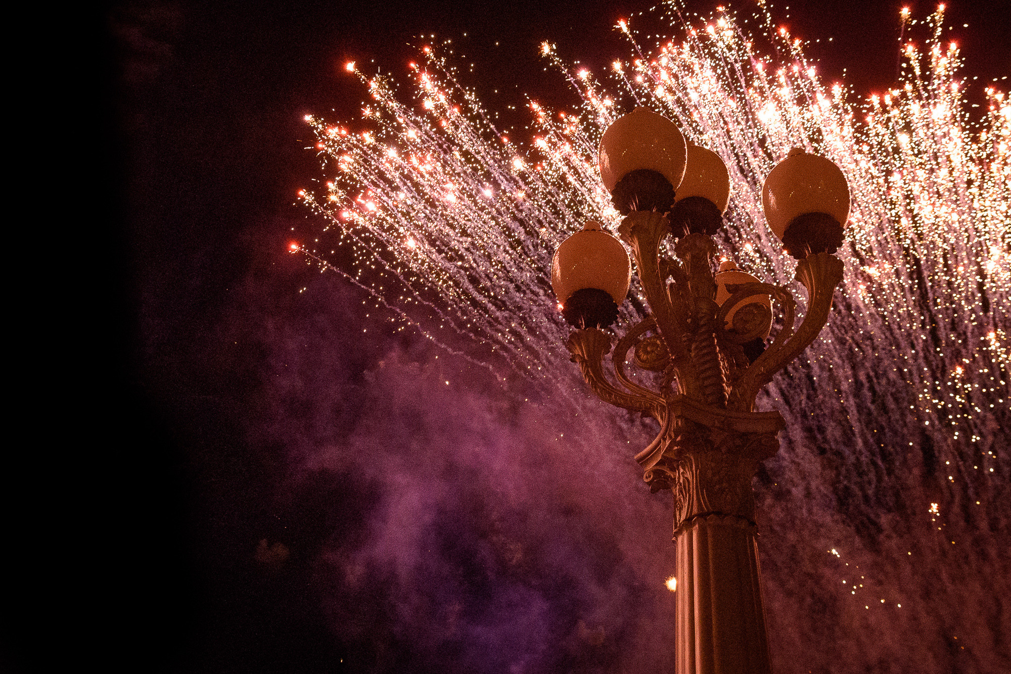 Залпы салюта на набережной Волгограда