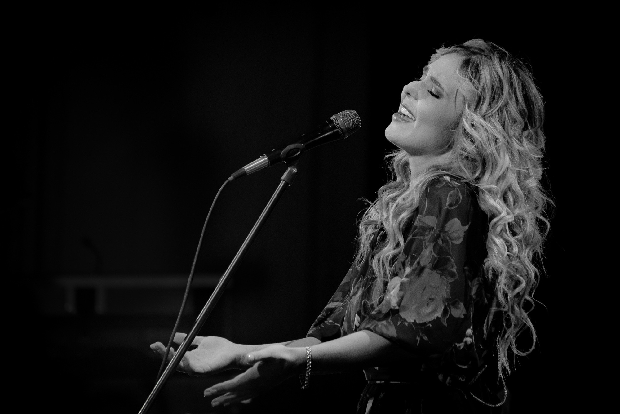 Чёрно-белый кадр концерта Пелагеи в Волгограде