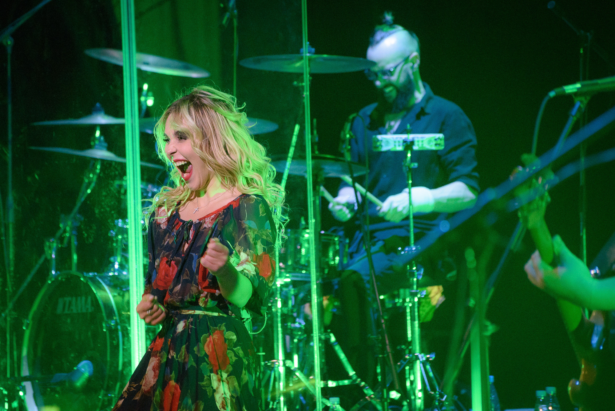 Эмоциональный момент концерта группы "Пелагея"