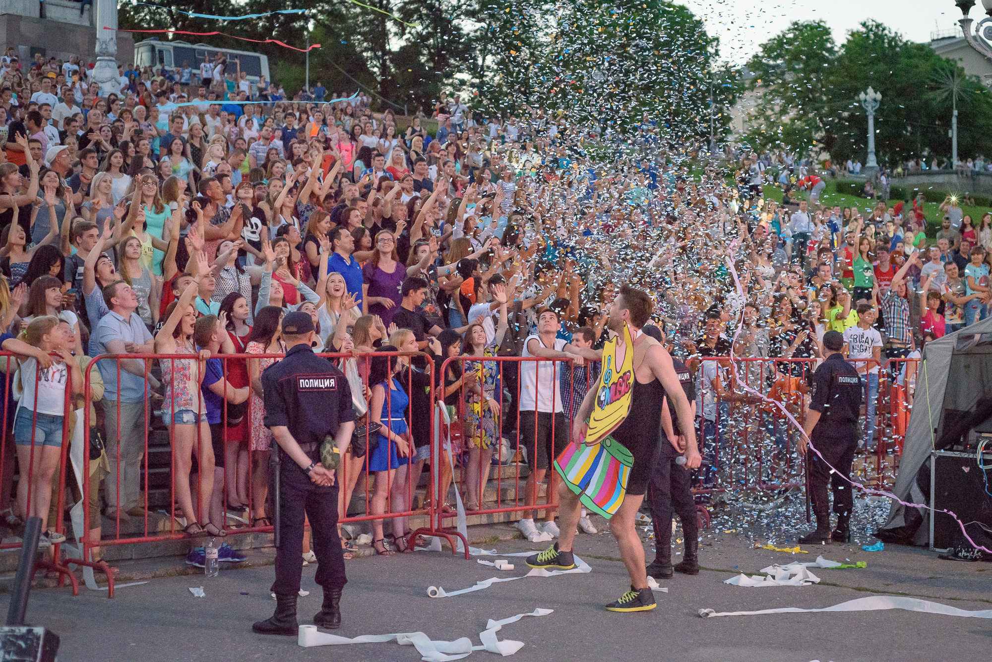 Группа «Paper Man» забрасывает зрителей бумагой во время выступления