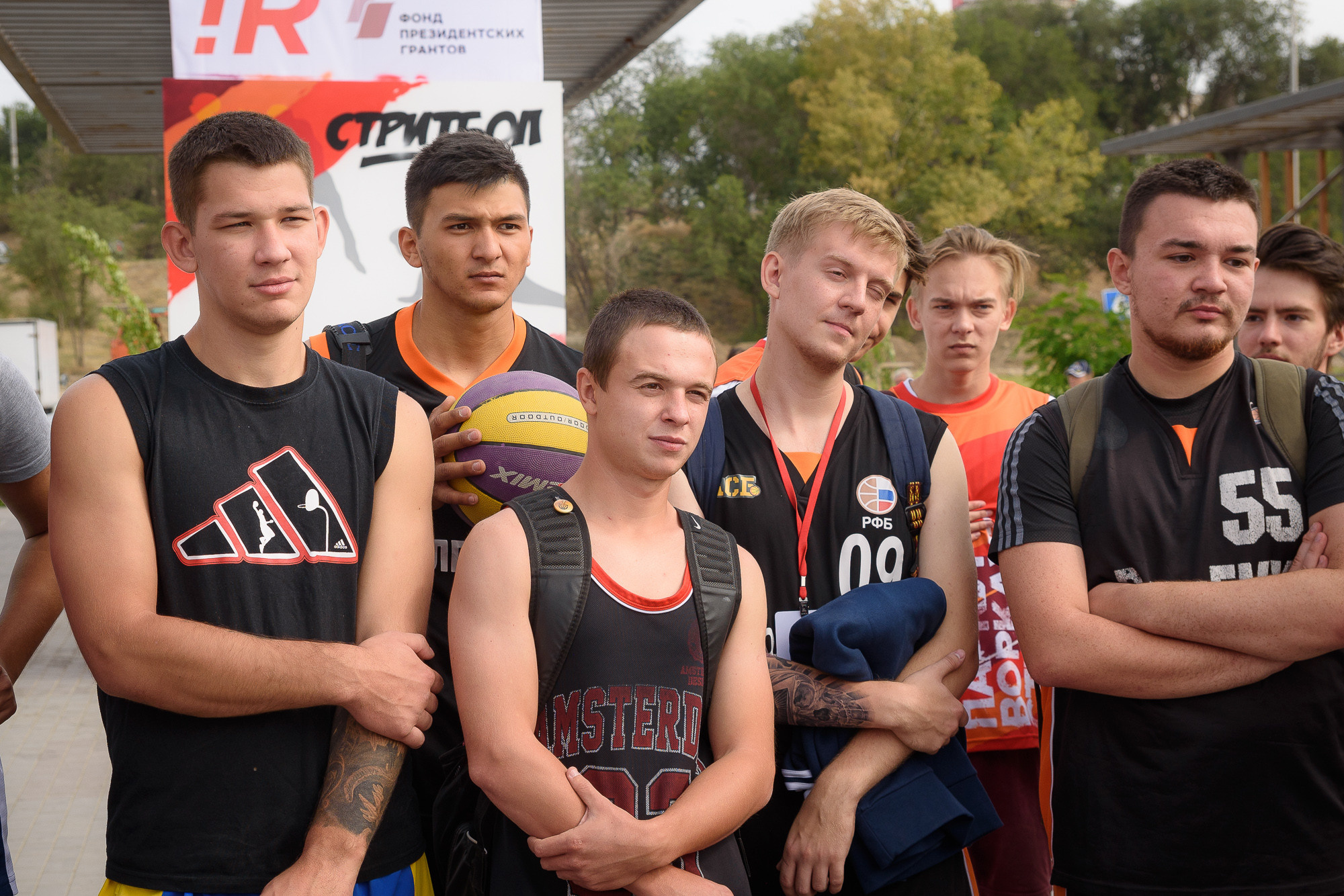 Спортсмены в чёрных футболках