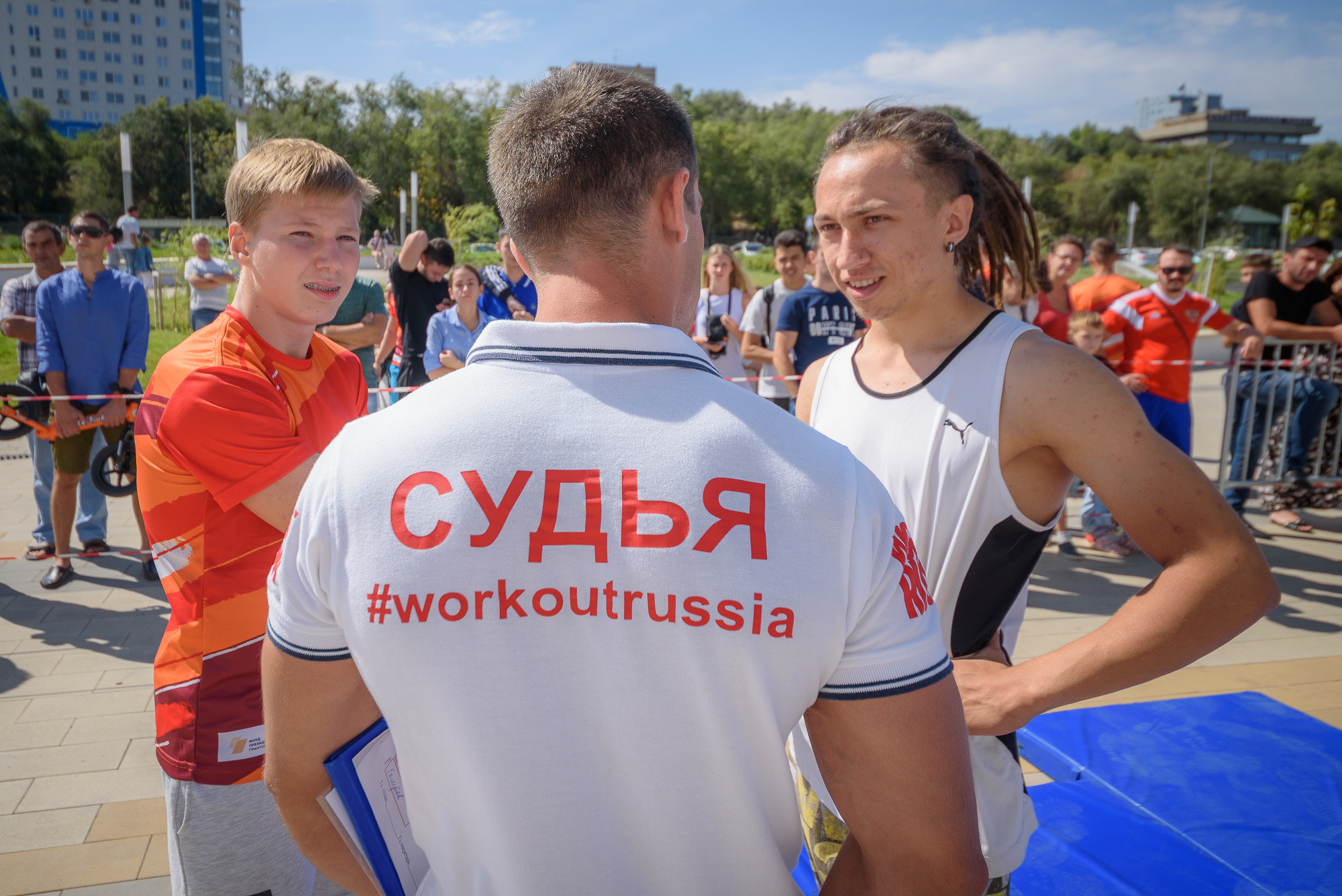 Судья общается с участниками соревнований