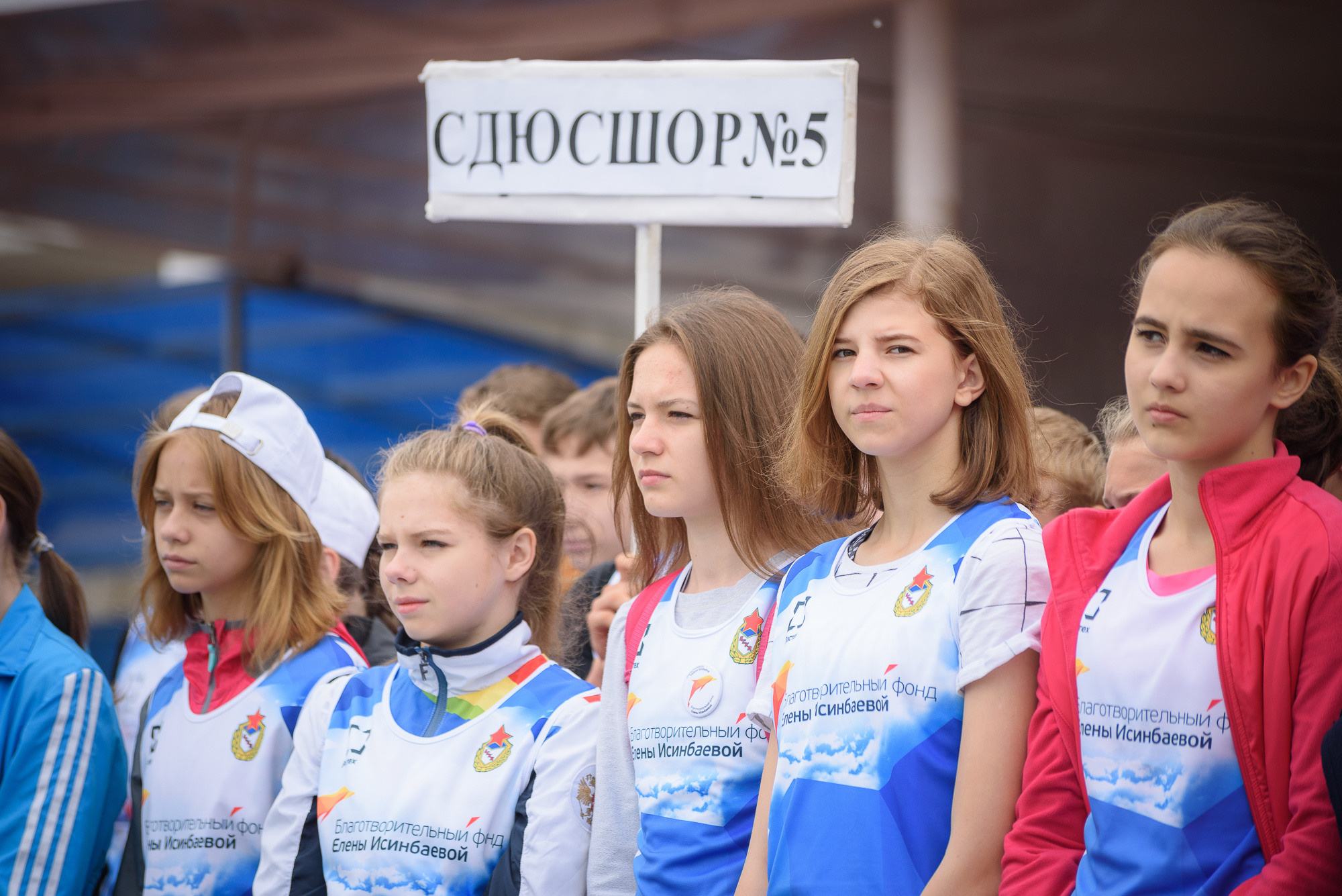 Спортсменки слушают речь открытия соревнований