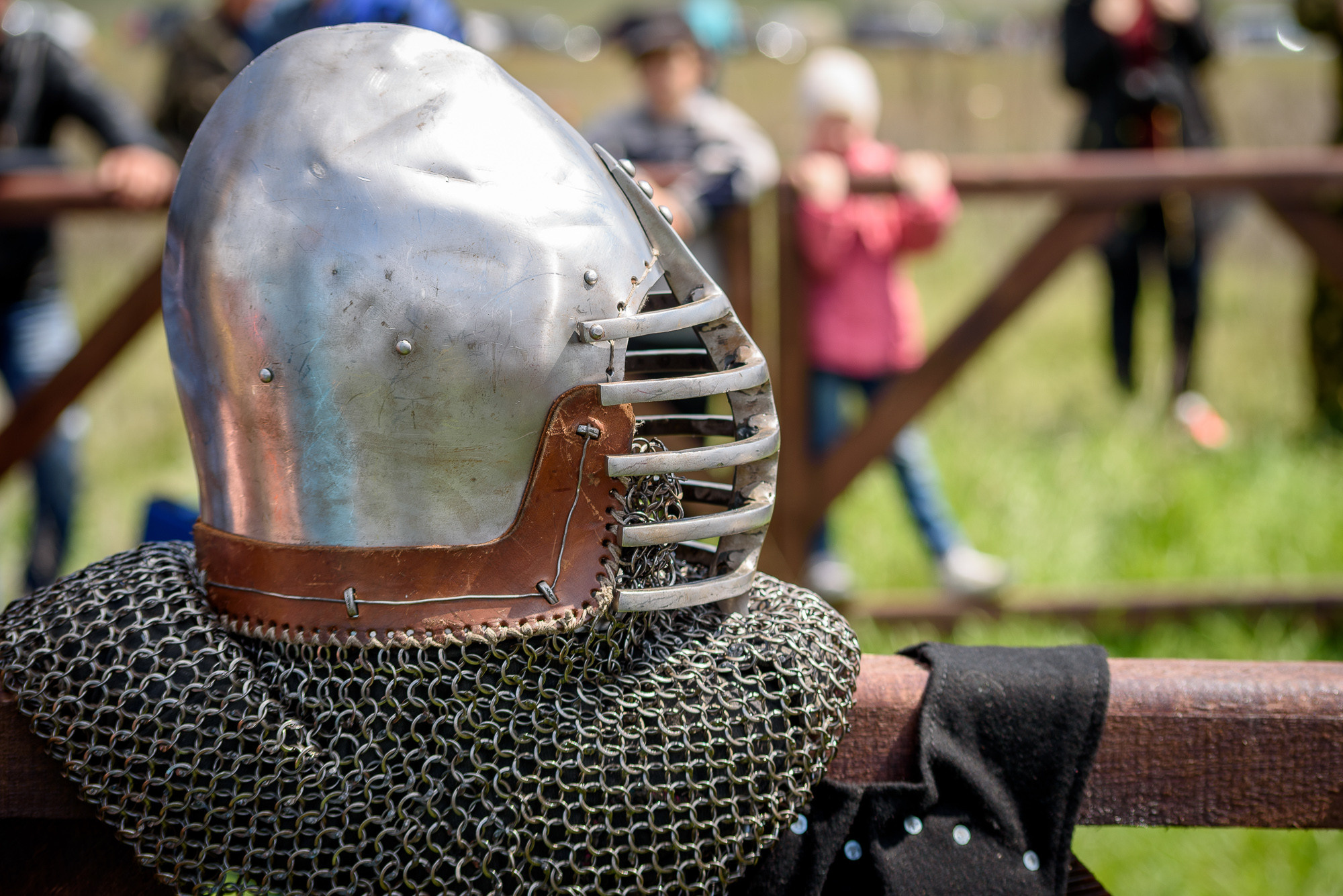 Рыцарский шлем лежит на кольчуге