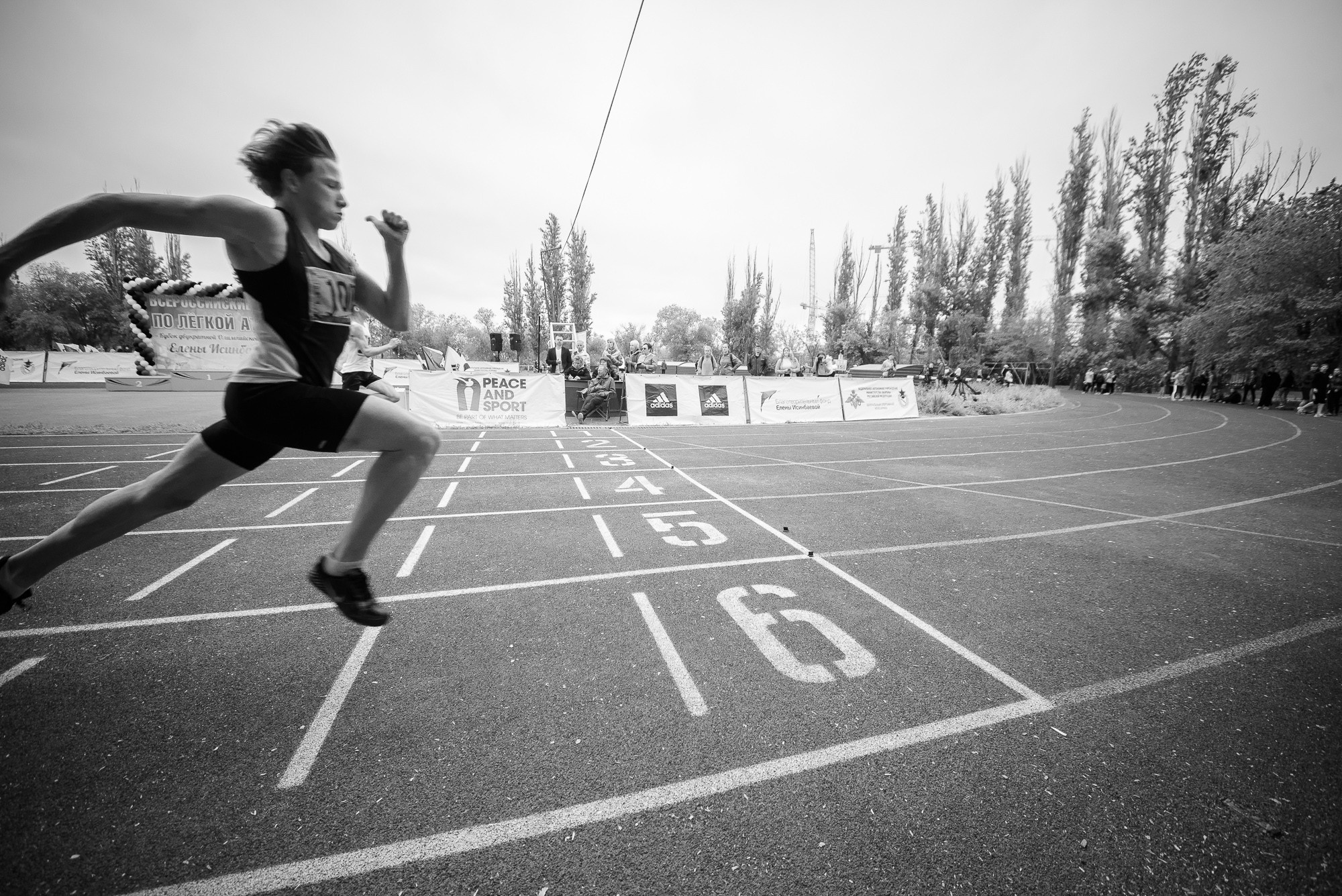 Бегун пересекает финишную линию и финиширует в забеге