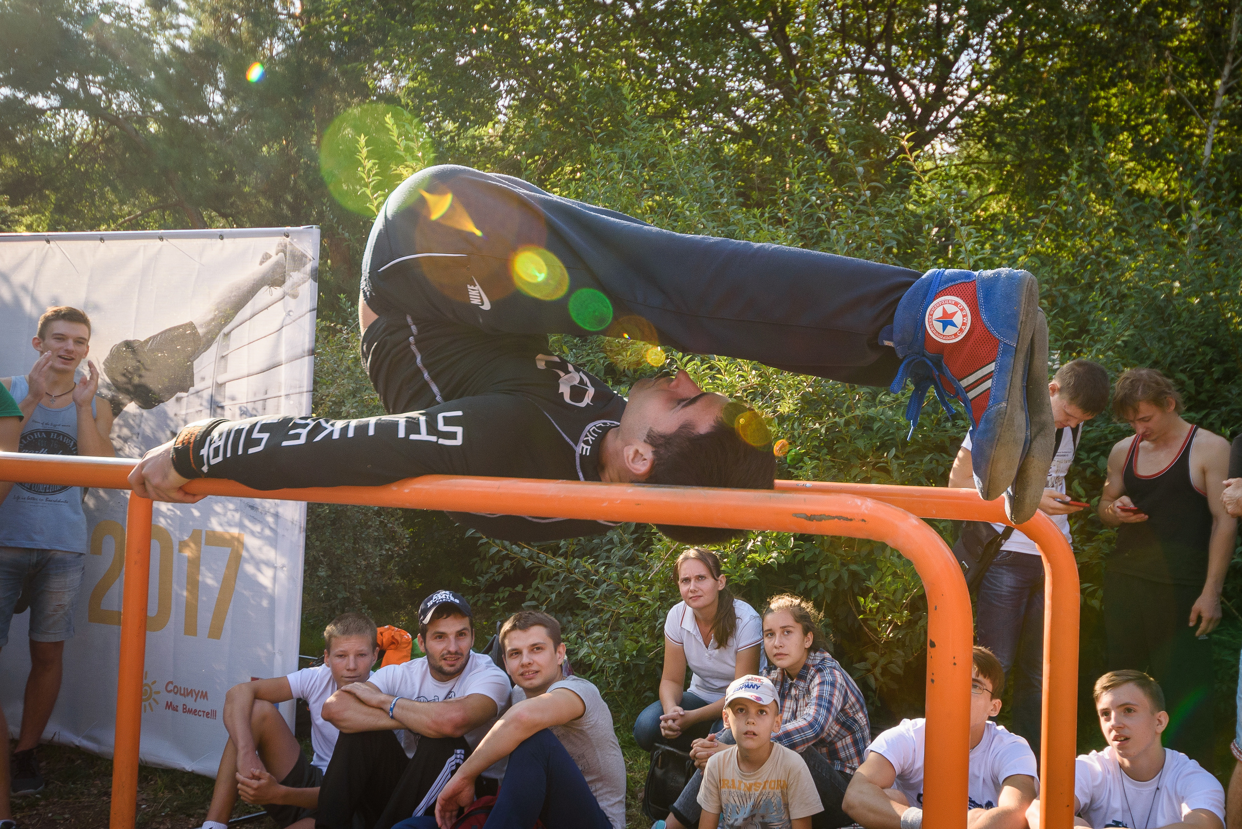 Стойка на брусьях на соревнованиях