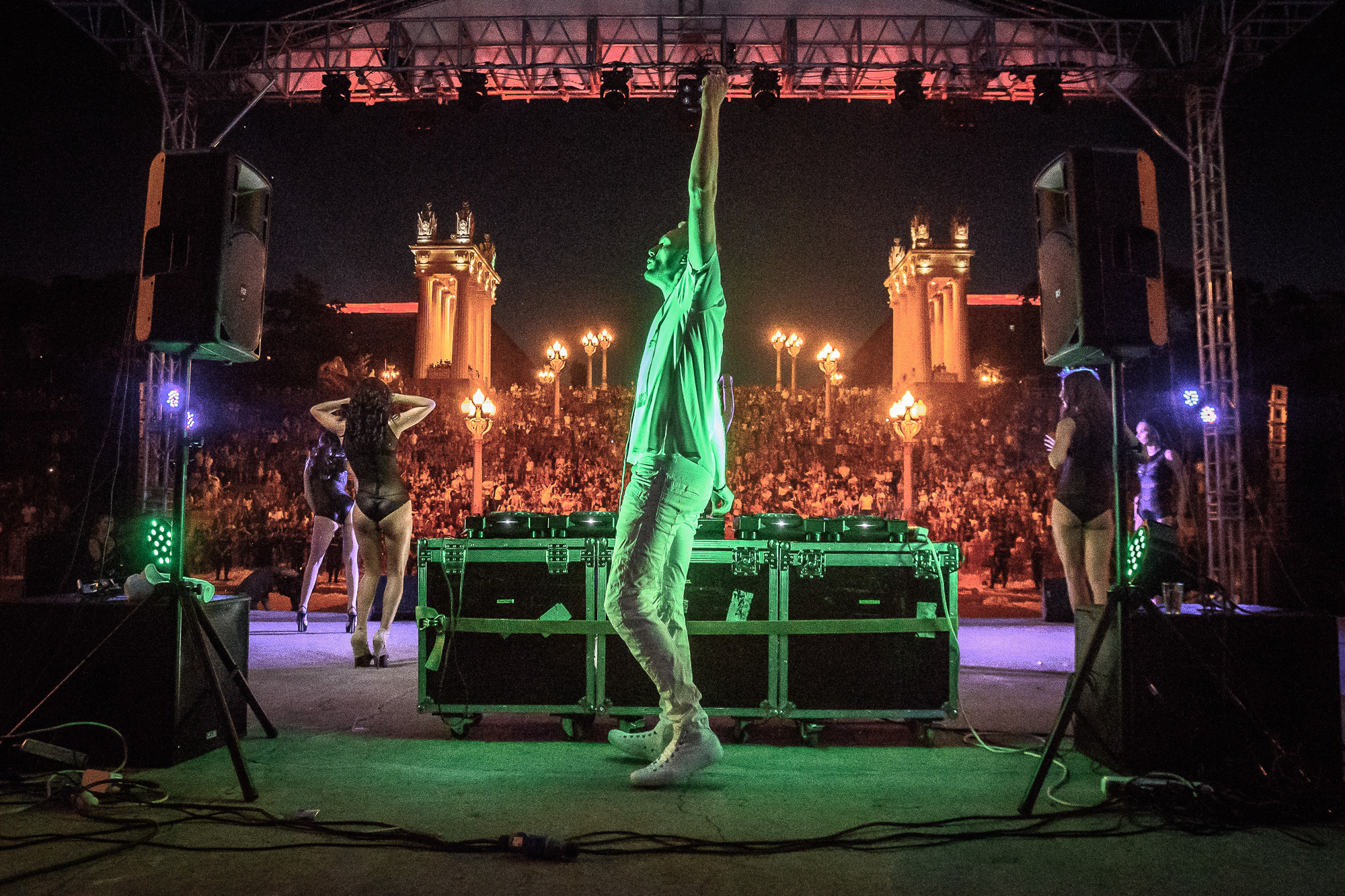 «Swanky Tunes» в зелёном свете на фоне заполненной набережной Волгограда